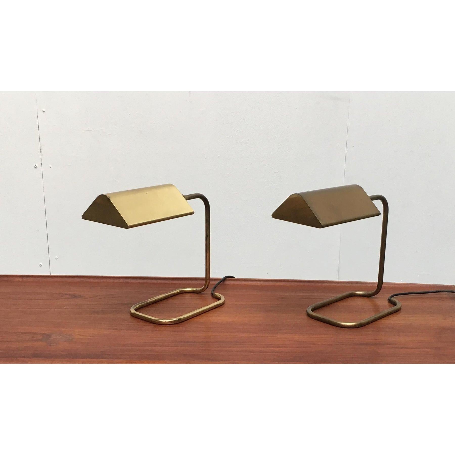 Rare table lamp by lighting designer Florian Schulz
 The design impresses with its simple elegance
Reminiscent of early tubular steel furniture
 The lamp consists for the most part of a brass tube
Which is functionally bent accordingly
In the lower