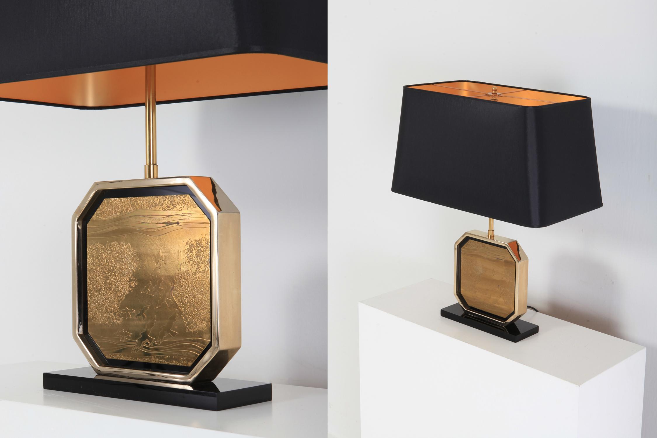Lampe de bureau Hollywood Regency en or 24 carats et laiton gravé, œuvre d'art par Maho en vente 4