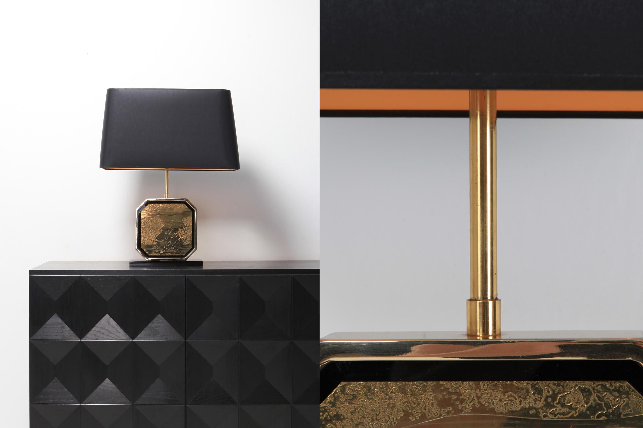 Lampe de bureau Hollywood Regency en or 24 carats et laiton gravé, œuvre d'art par Maho en vente 5