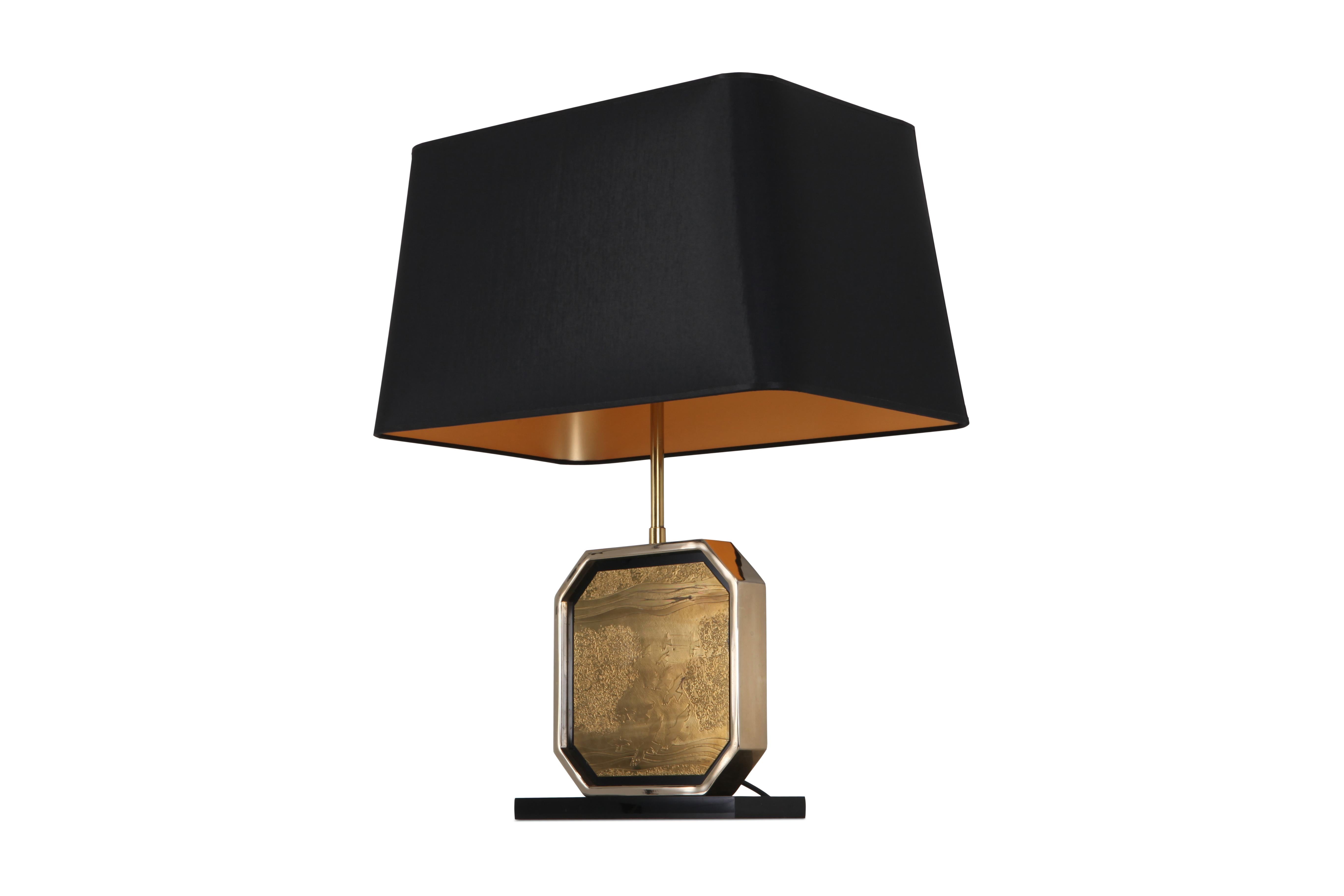 Européen Lampe de bureau Hollywood Regency en or 24 carats et laiton gravé, œuvre d'art par Maho en vente