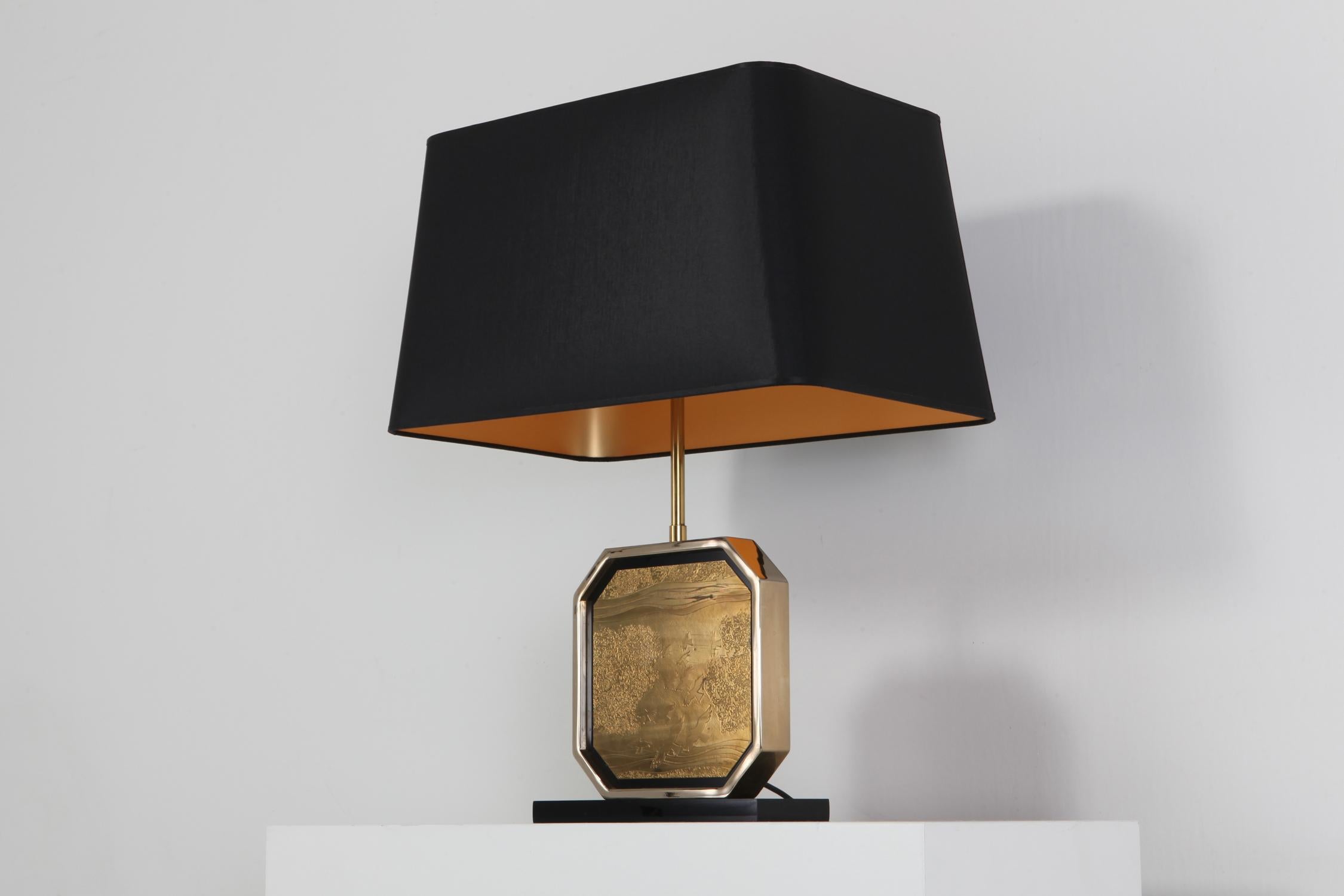 Lampe de bureau Hollywood Regency en or 24 carats et laiton gravé, œuvre d'art par Maho Bon état - En vente à Antwerp, BE