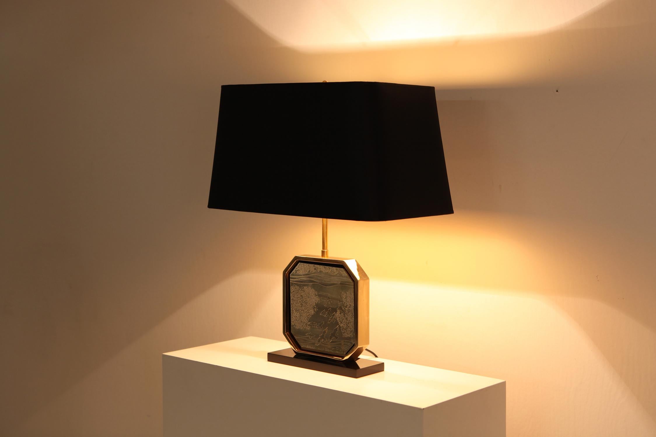 Hollywood Regency Table Lamp in 24-Karat Gold and Brass Etched Artwork by Maho In Good Condition For Sale In Antwerp, BE