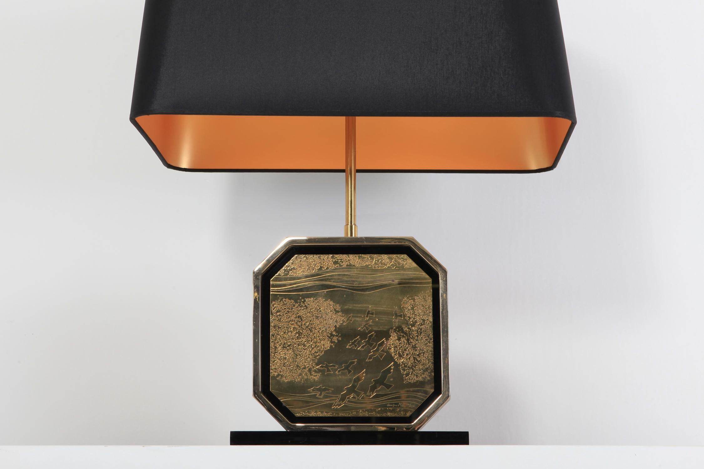 Late 20th Century Hollywood Regency Table Lamp in 24-Karat Gold and Brass Etched Artwork by Maho For Sale
