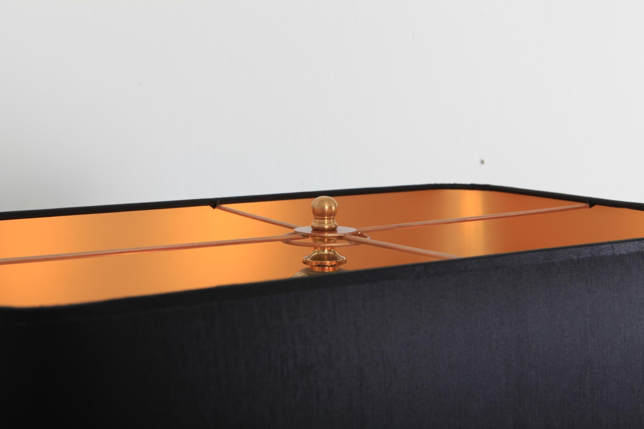 Lampe de bureau Hollywood Regency en or 24 carats et laiton gravé, œuvre d'art par Maho en vente 3