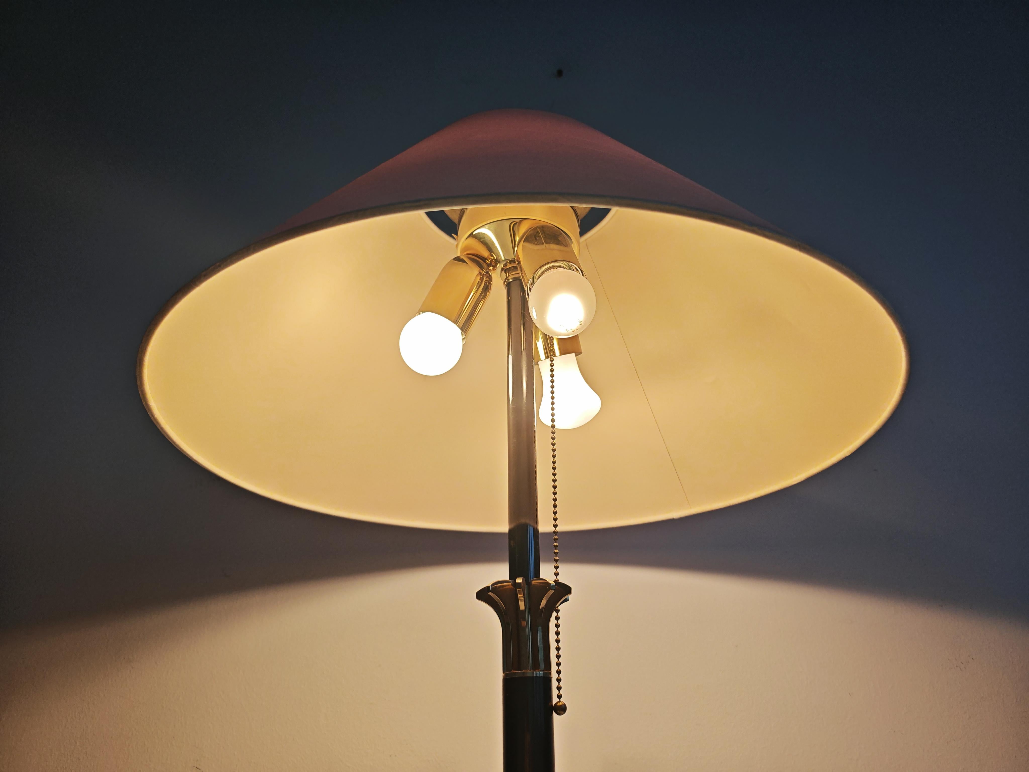 Hollywood Regency table lamp in brass and raw silk, Italy 1970s en venta 3