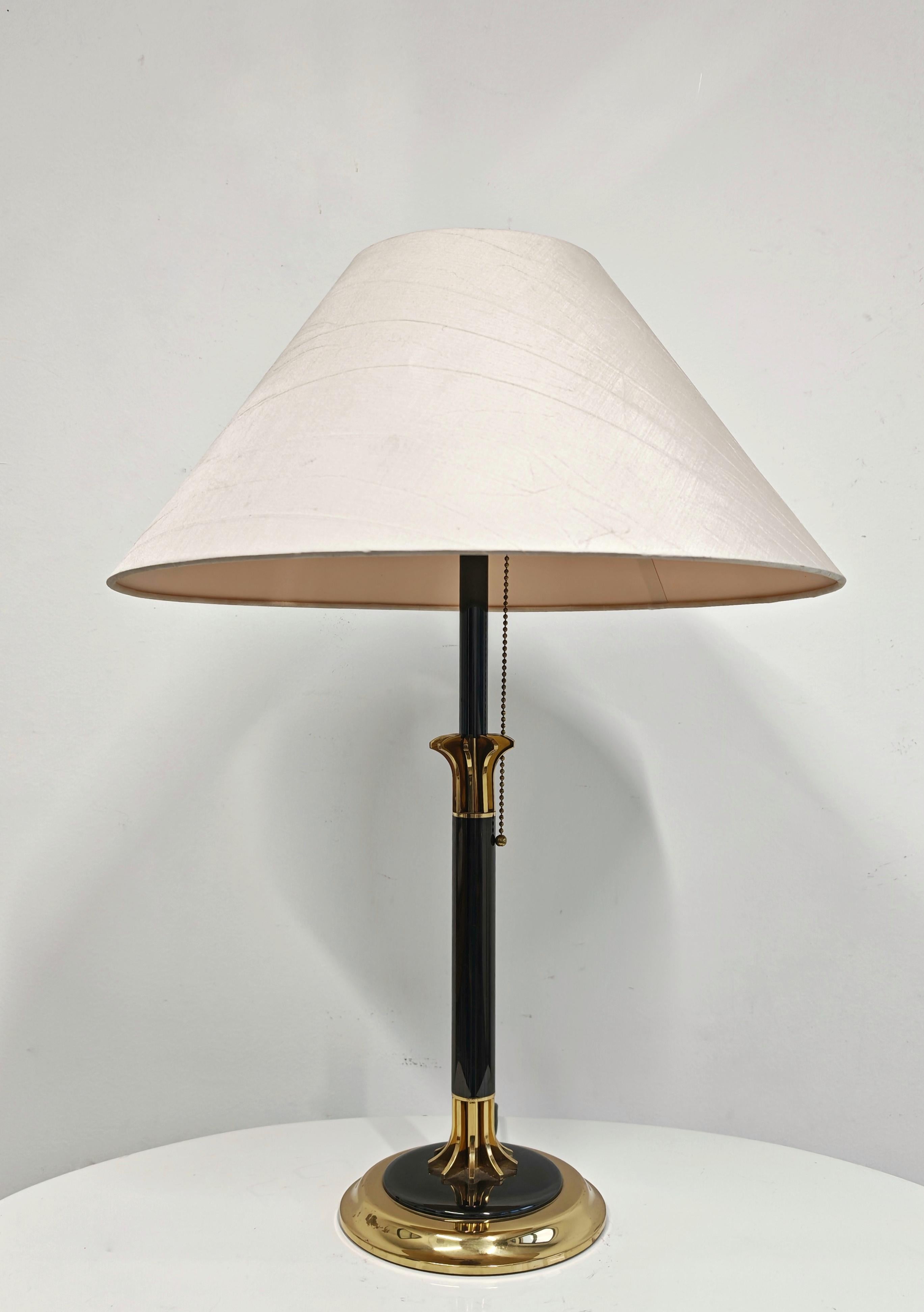 Hollywood Regency table lamp in brass and raw silk, Italy 1970s Regencia de Hollywood en venta