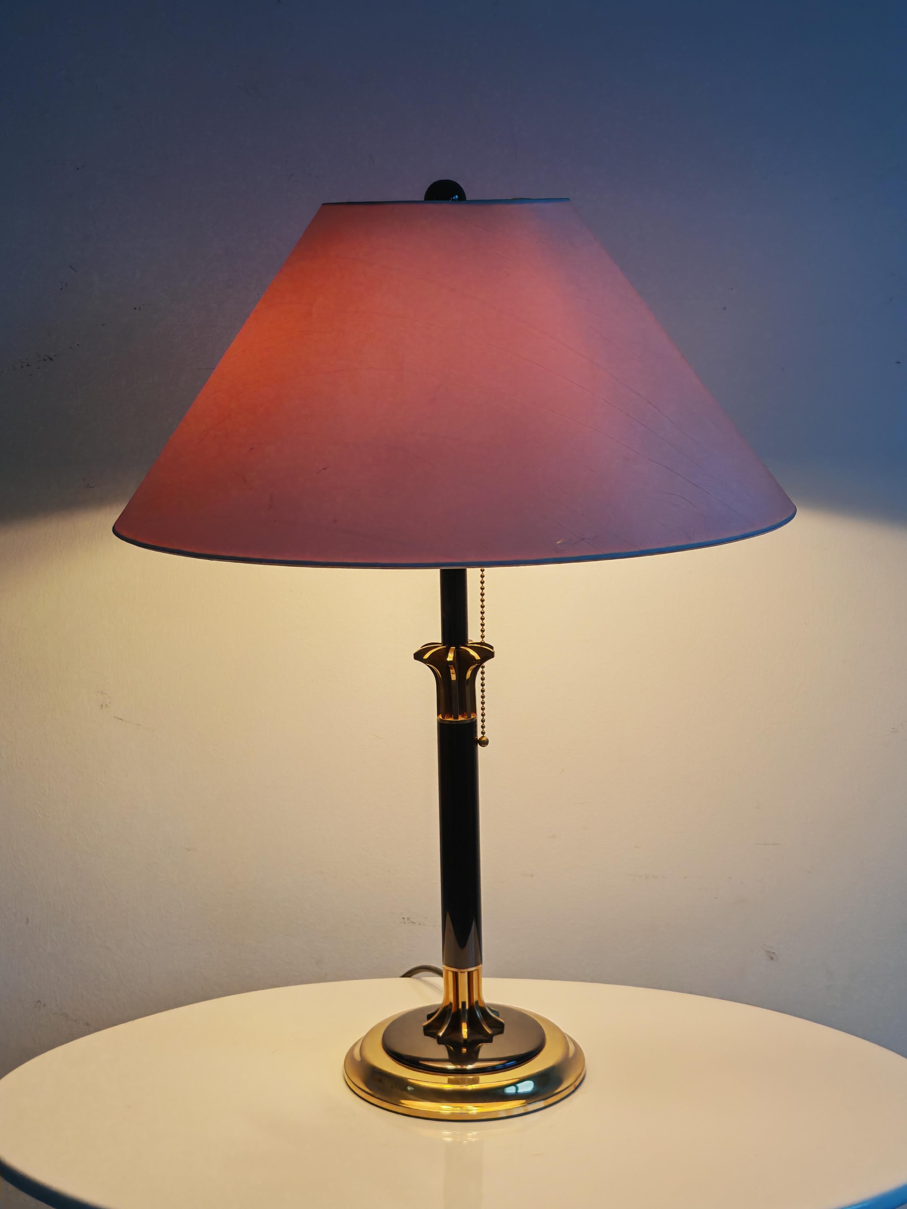 Hollywood Regency table lamp in brass and raw silk, Italy 1970s Italiano en venta