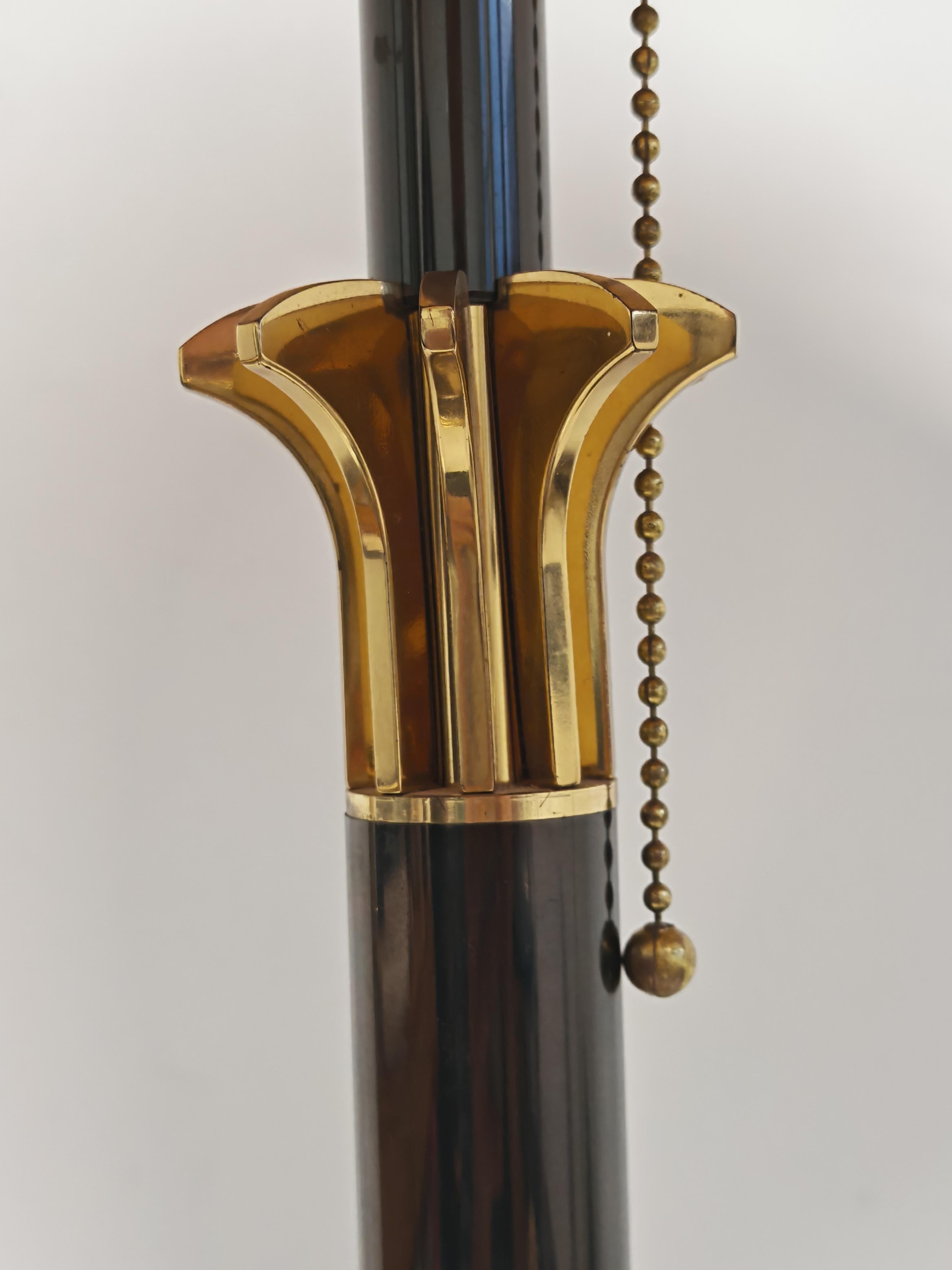 Hollywood Regency table lamp in brass and raw silk, Italy 1970s en Bueno estado para la venta en Beograd, RS