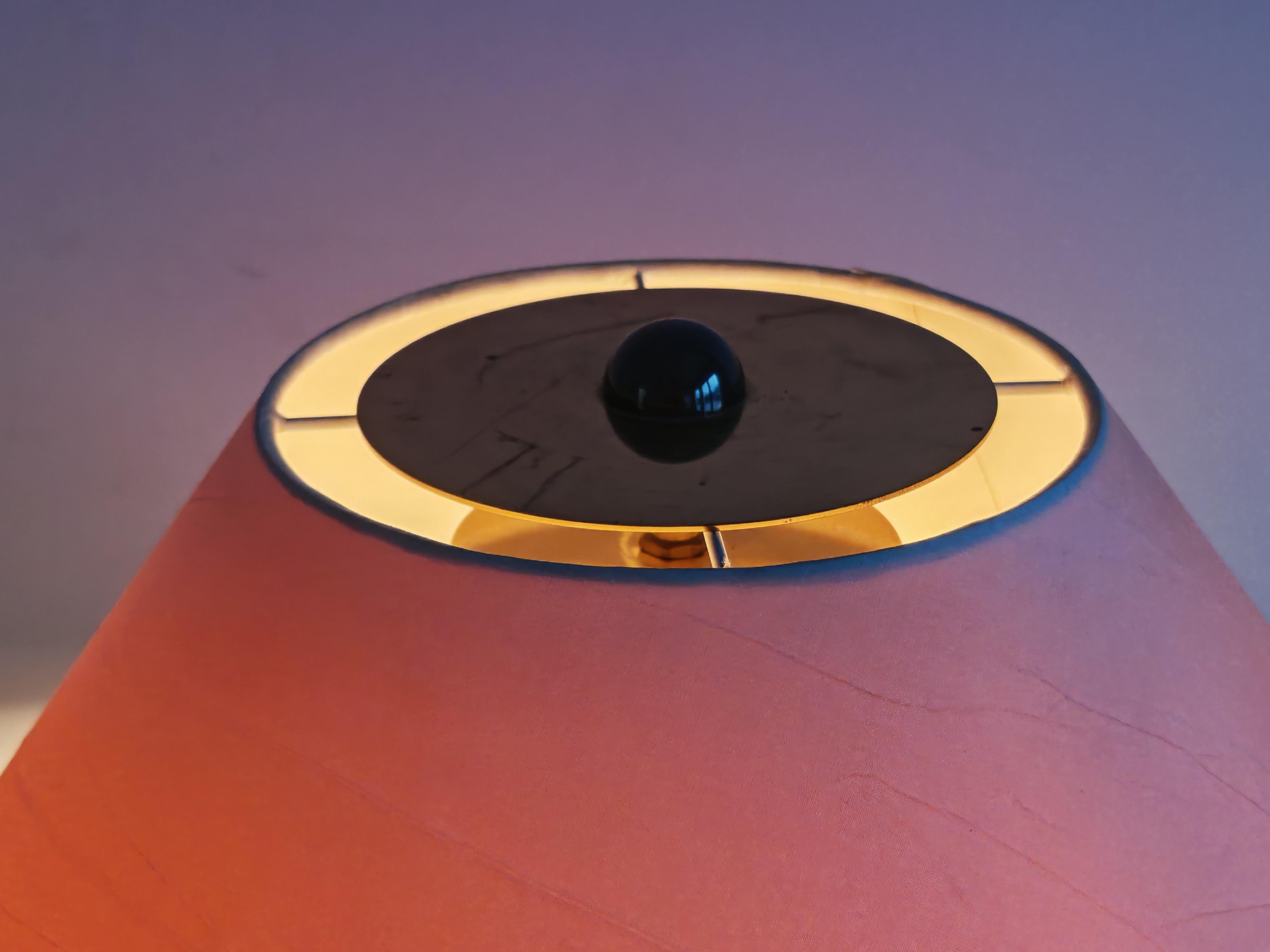 Hollywood Regency table lamp in brass and raw silk, Italy 1970s Latón en venta