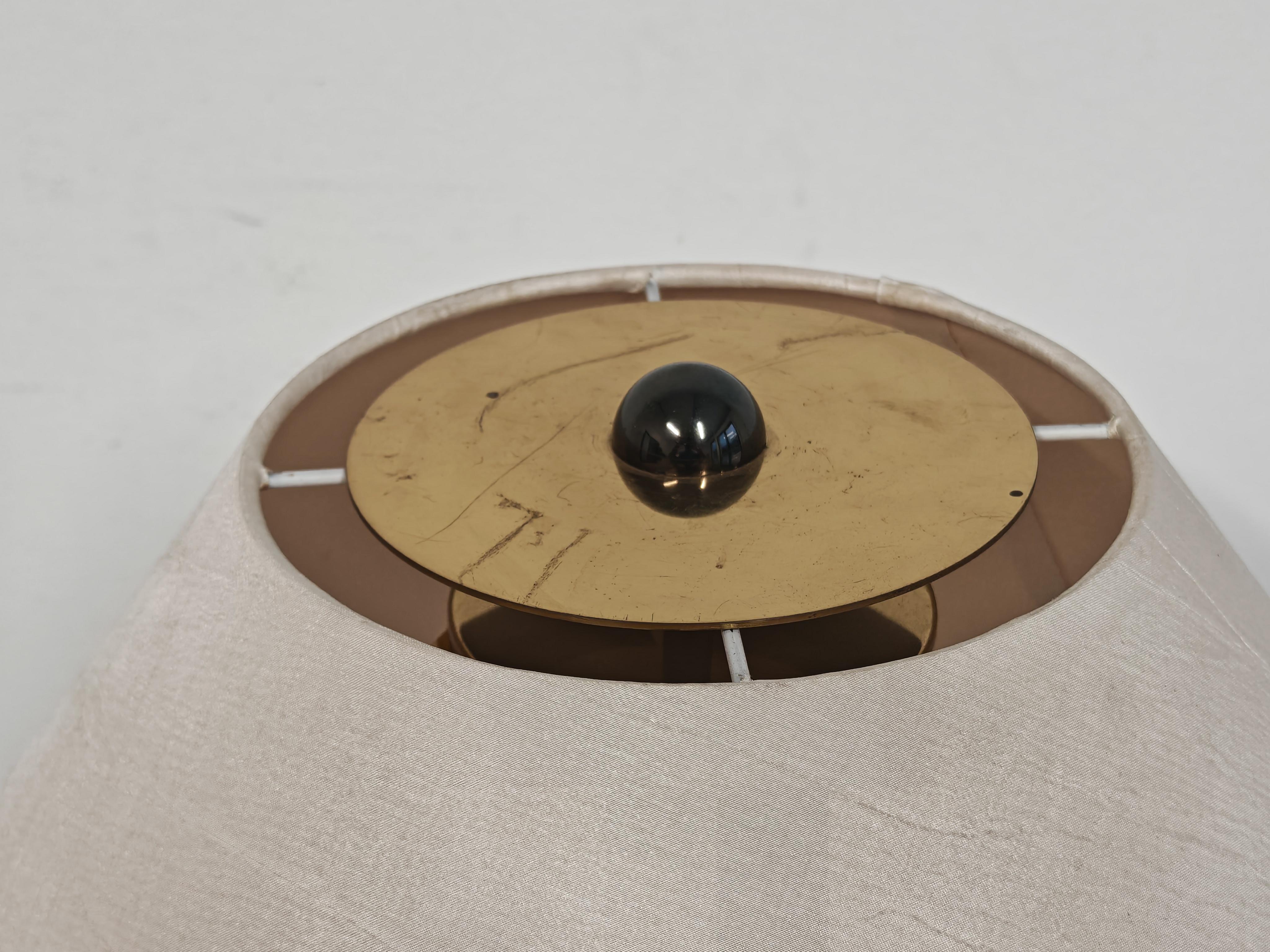 Hollywood Regency table lamp in brass and raw silk, Italy 1970s en venta 1