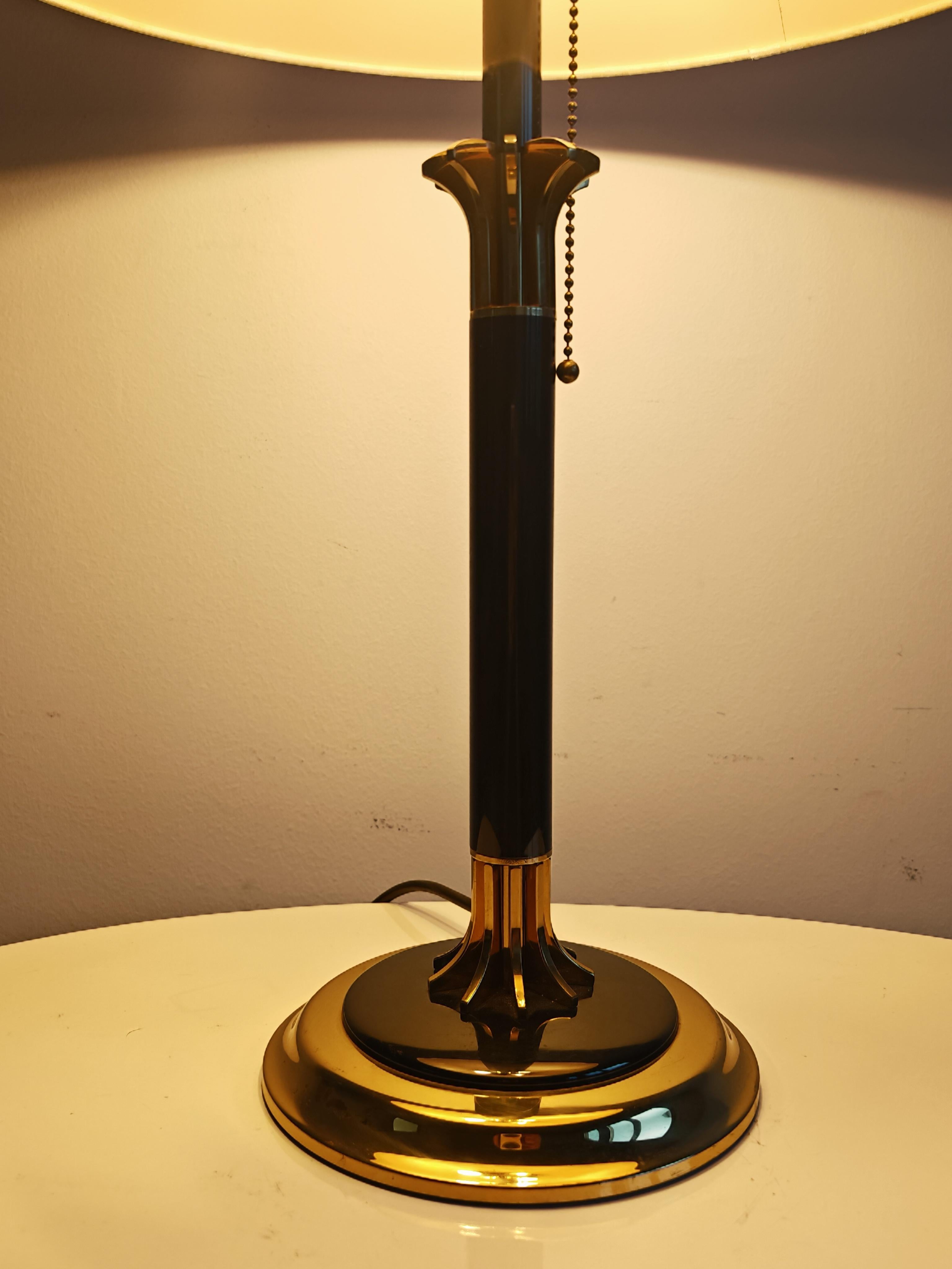 Hollywood Regency table lamp in brass and raw silk, Italy 1970s en venta 2