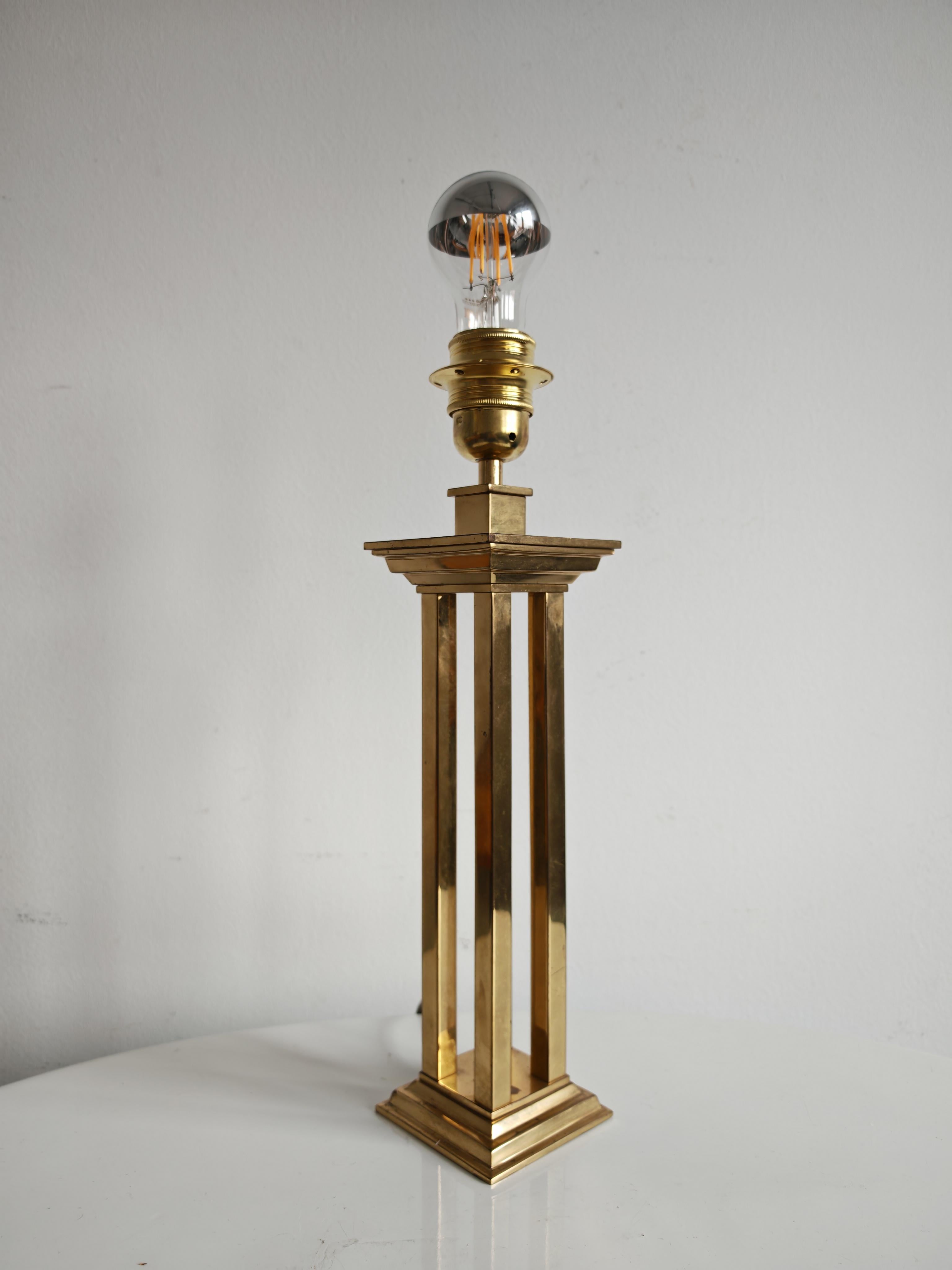 En este listado encontrarás una  Impresionante y elegante lámpara de sobremesa de columna Hollywood Regency fabricada en latón. Esta lámpara vintage viene sin pantalla, lo que te permite elegir la que mejor se adapte a tu interior. La lámpara se