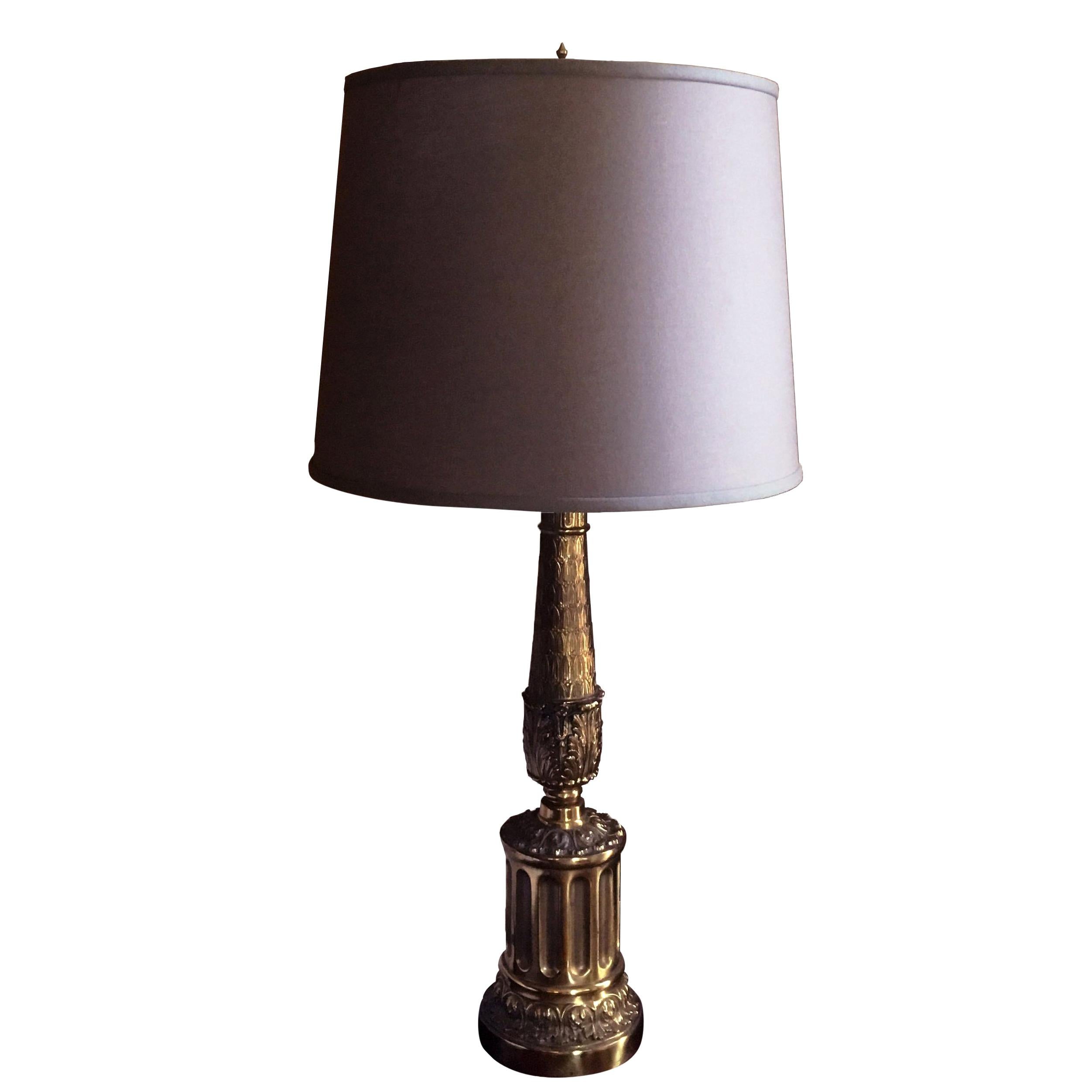 Lampe de table Hollywood Regency avec base en balustre Acanthus et abat-jour Bouilotte