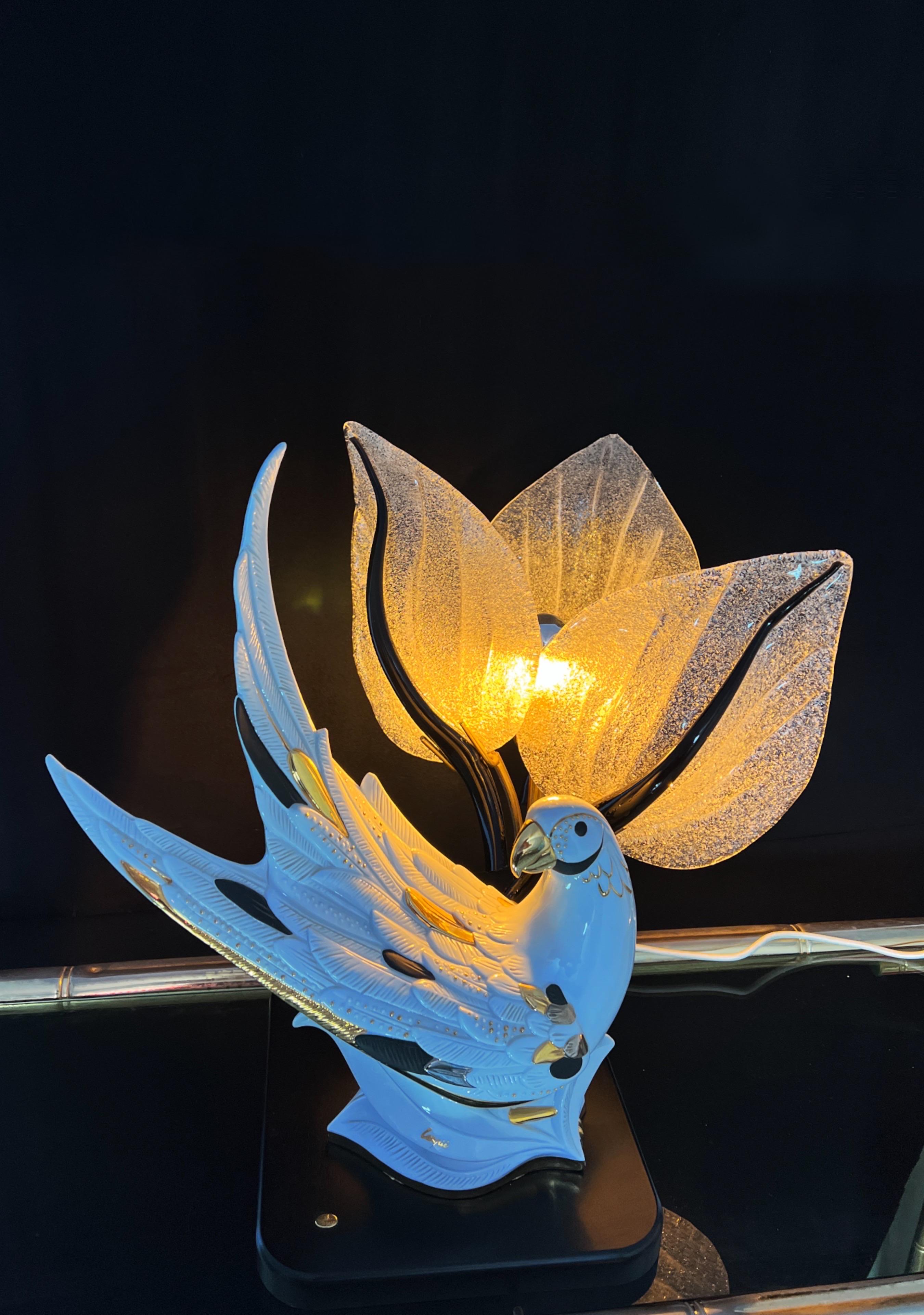 Italian Hollywood Regency table light with ceramic bird and Murano glass leafs, 1980s  For Sale
