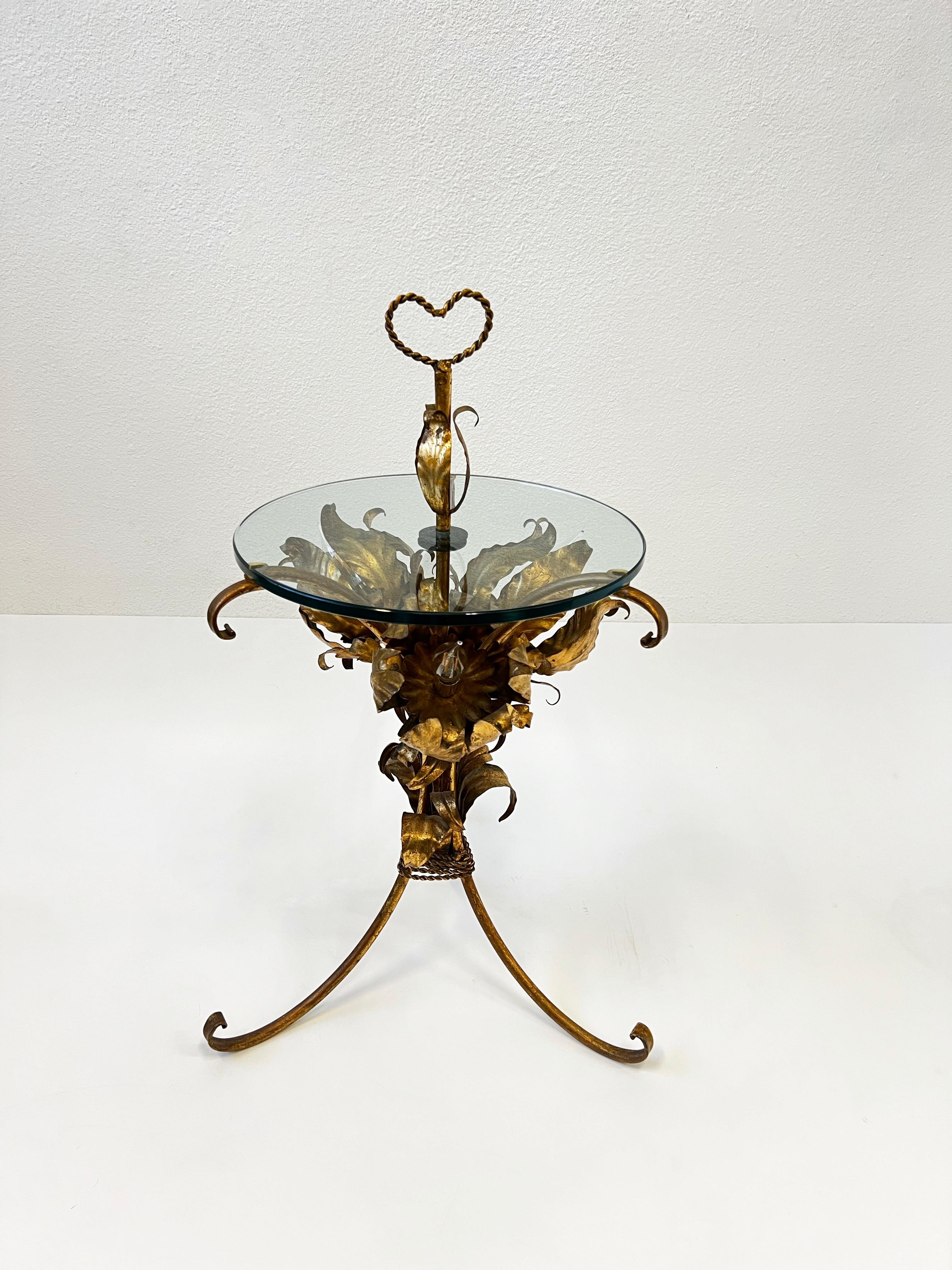 1970 Italian Gilded flower light side table by Hans Kögl. 
Le cadre et le verre sont dans leur état d'origine. L'étiquette métallique Maid in Italy est conservée. Présente une légère usure due à l'âge. Nouvellement recâblé. 

Dimensions : 21