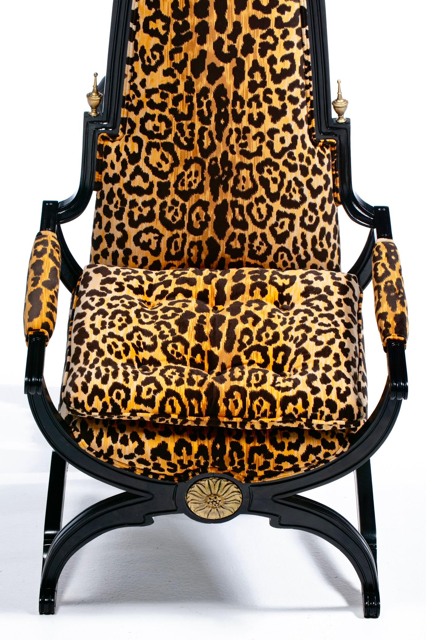 Sedie trono con schienale alto Hollywood Regency in velluto leopardato e struttura dorata in ebano in vendita 4