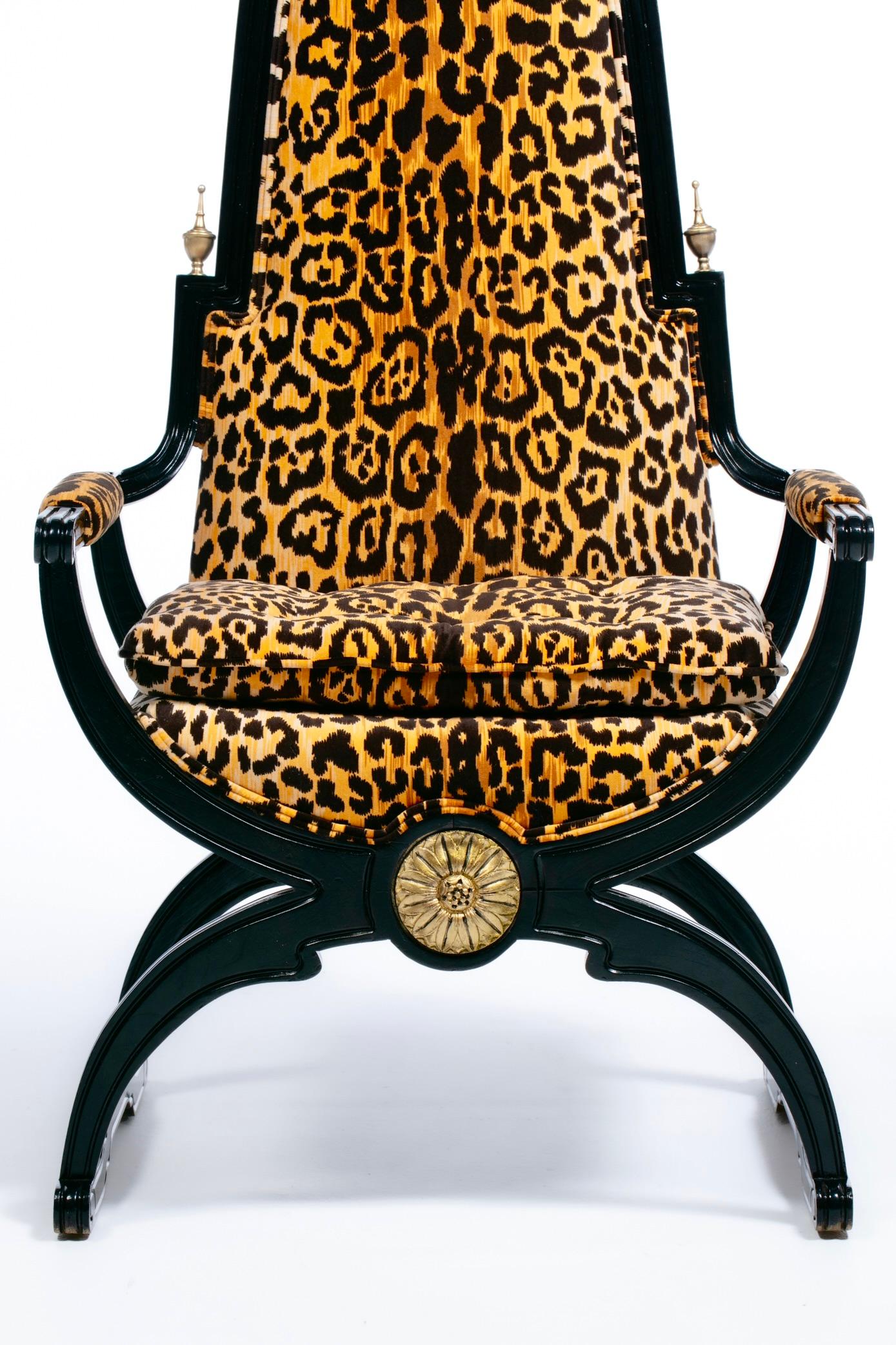 Sedie trono con schienale alto Hollywood Regency in velluto leopardato e struttura dorata in ebano in vendita 5