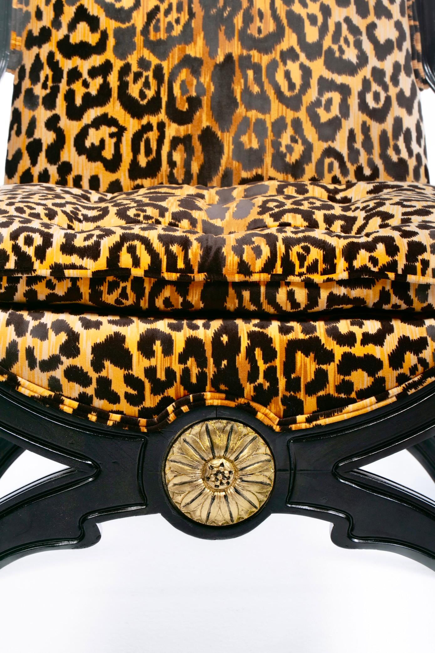 Sedie trono con schienale alto Hollywood Regency in velluto leopardato e struttura dorata in ebano in vendita 6