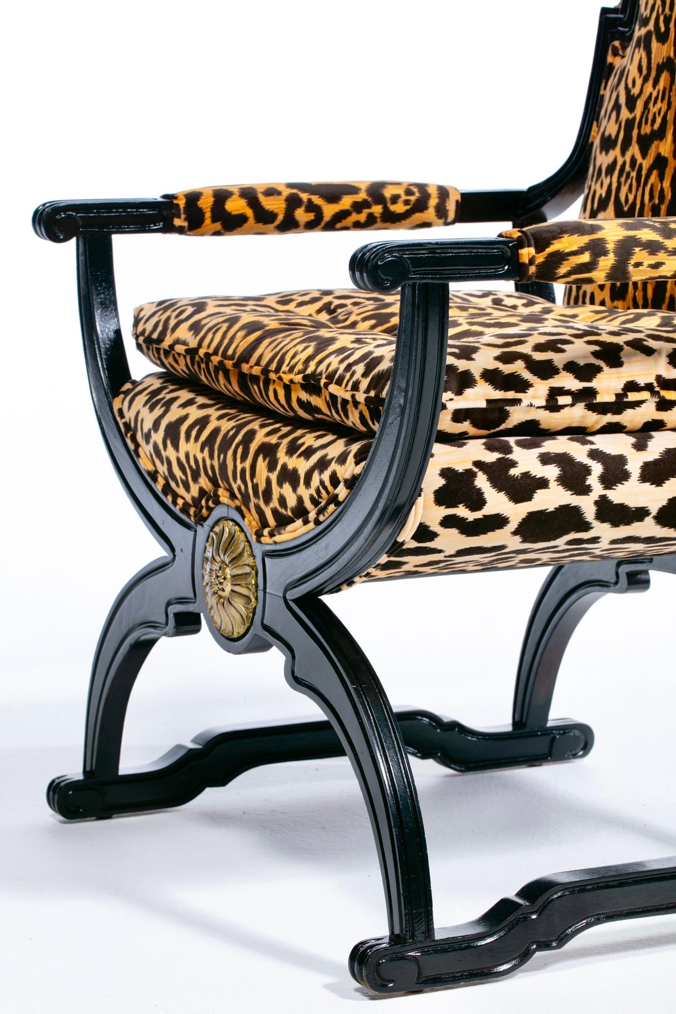 Sedie trono con schienale alto Hollywood Regency in velluto leopardato e struttura dorata in ebano in vendita 7