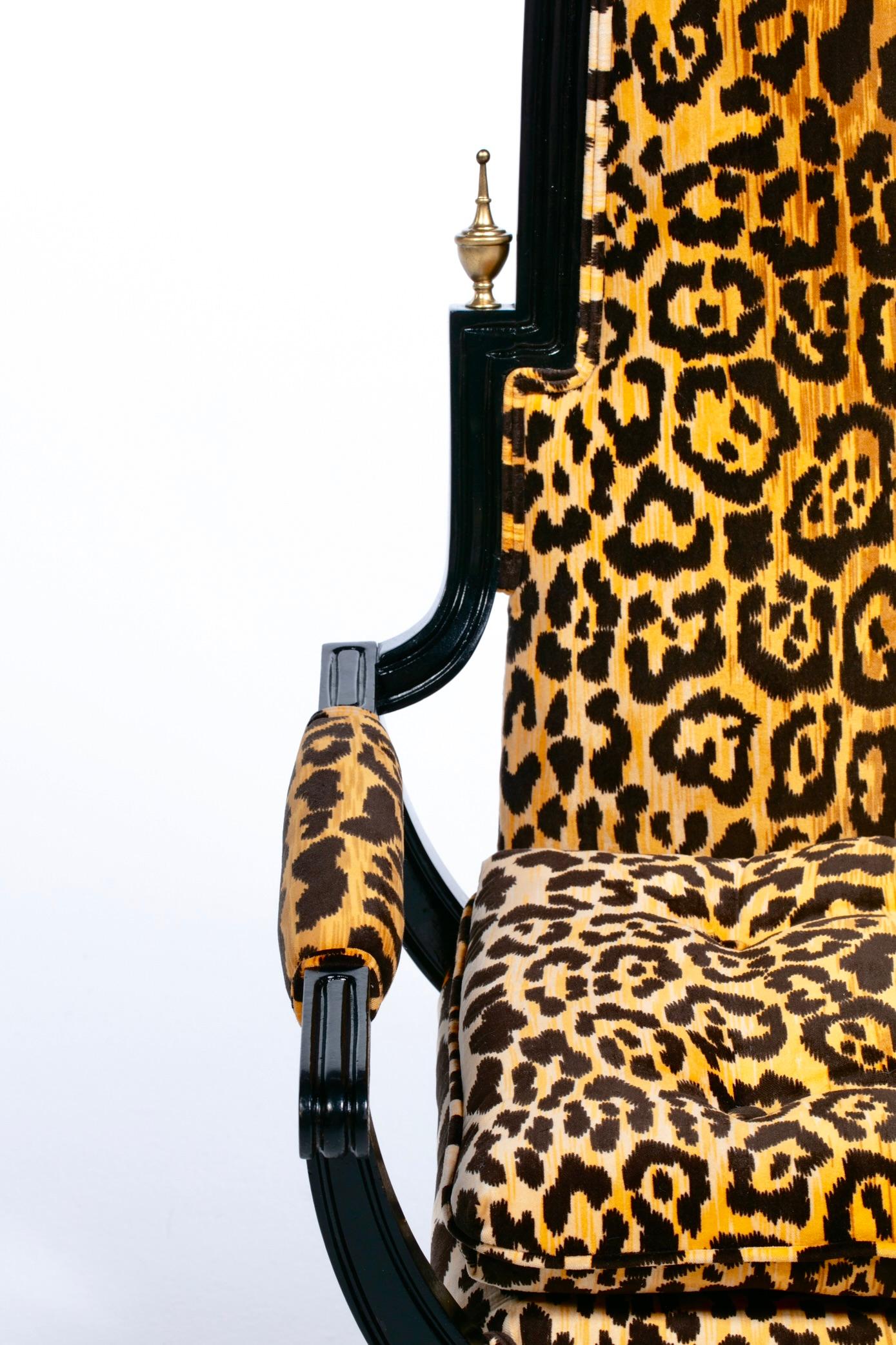 Sedie trono con schienale alto Hollywood Regency in velluto leopardato e struttura dorata in ebano in vendita 8