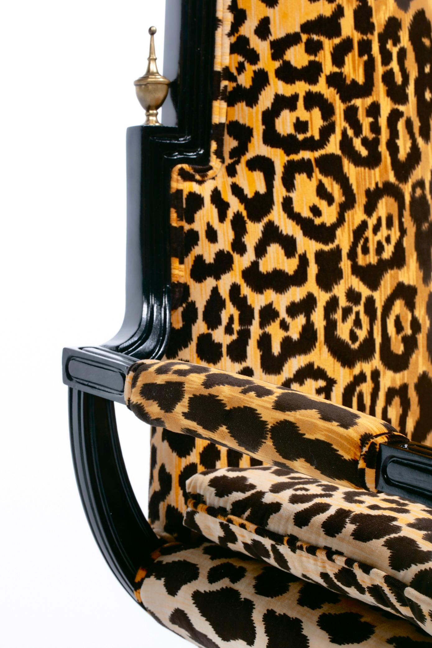 Sedie trono con schienale alto Hollywood Regency in velluto leopardato e struttura dorata in ebano in vendita 10