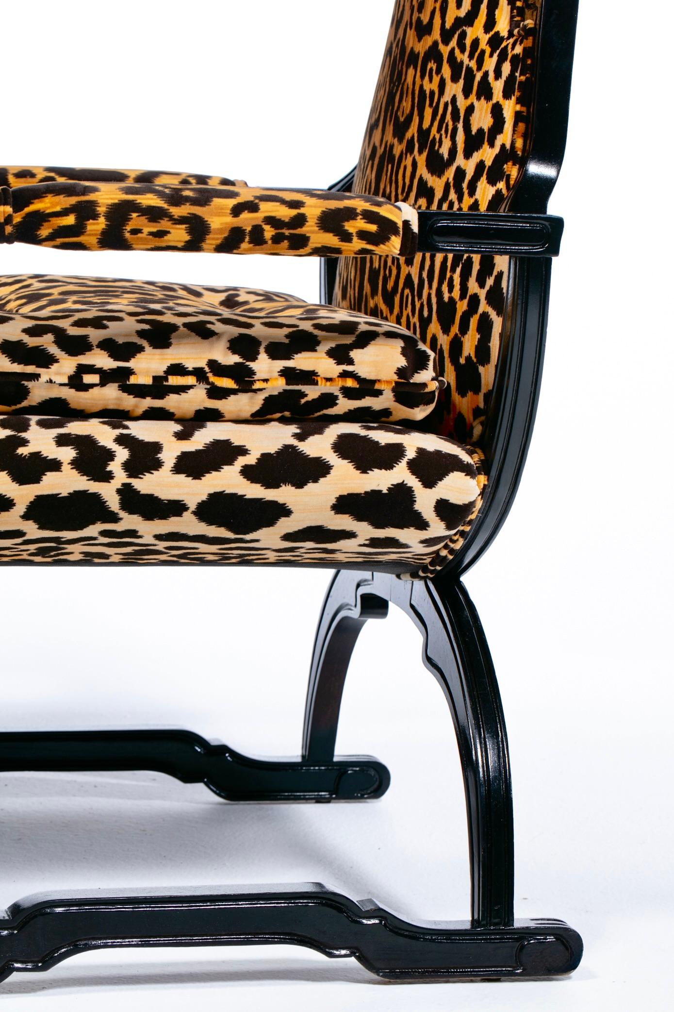 Sedie trono con schienale alto Hollywood Regency in velluto leopardato e struttura dorata in ebano in vendita 11