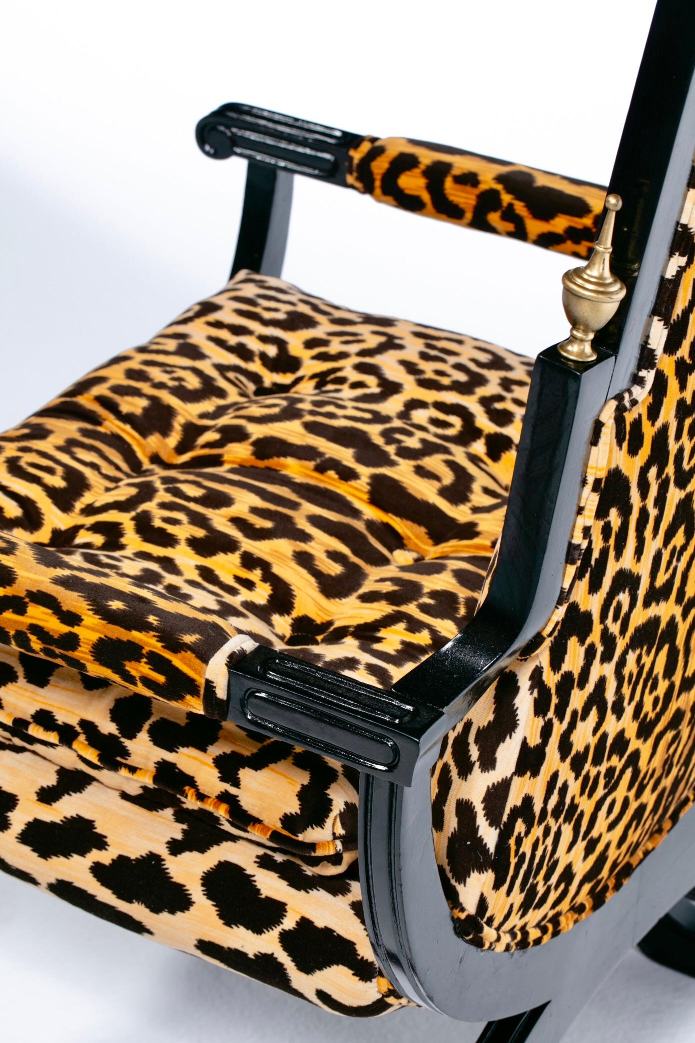 Sedie trono con schienale alto Hollywood Regency in velluto leopardato e struttura dorata in ebano in vendita 12