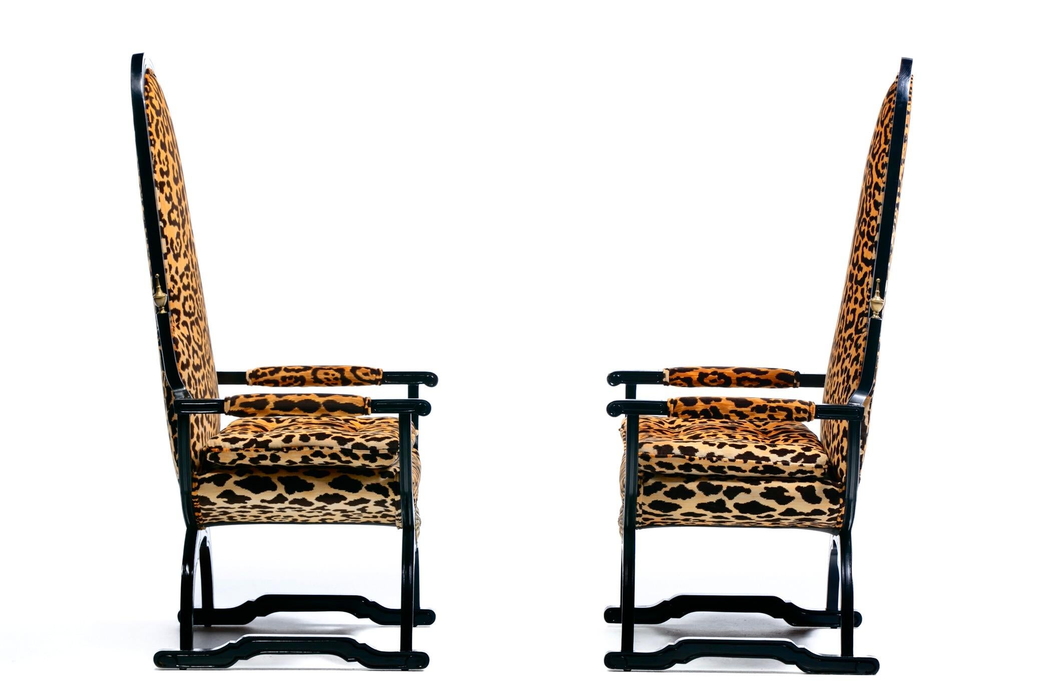 Americano Sedie trono con schienale alto Hollywood Regency in velluto leopardato e struttura dorata in ebano in vendita