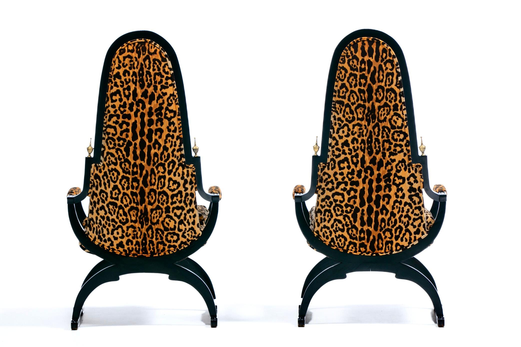 Metà XX secolo Sedie trono con schienale alto Hollywood Regency in velluto leopardato e struttura dorata in ebano in vendita