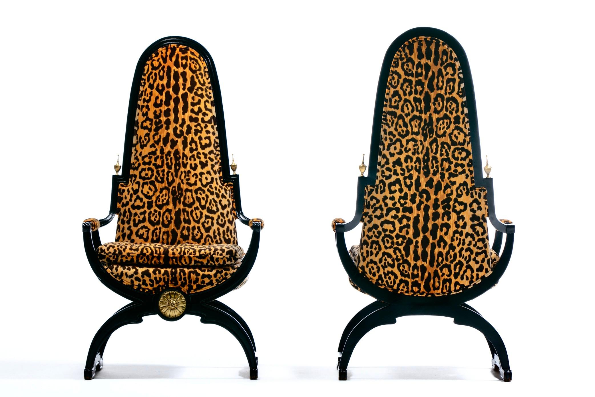 Tappezzeria Sedie trono con schienale alto Hollywood Regency in velluto leopardato e struttura dorata in ebano in vendita