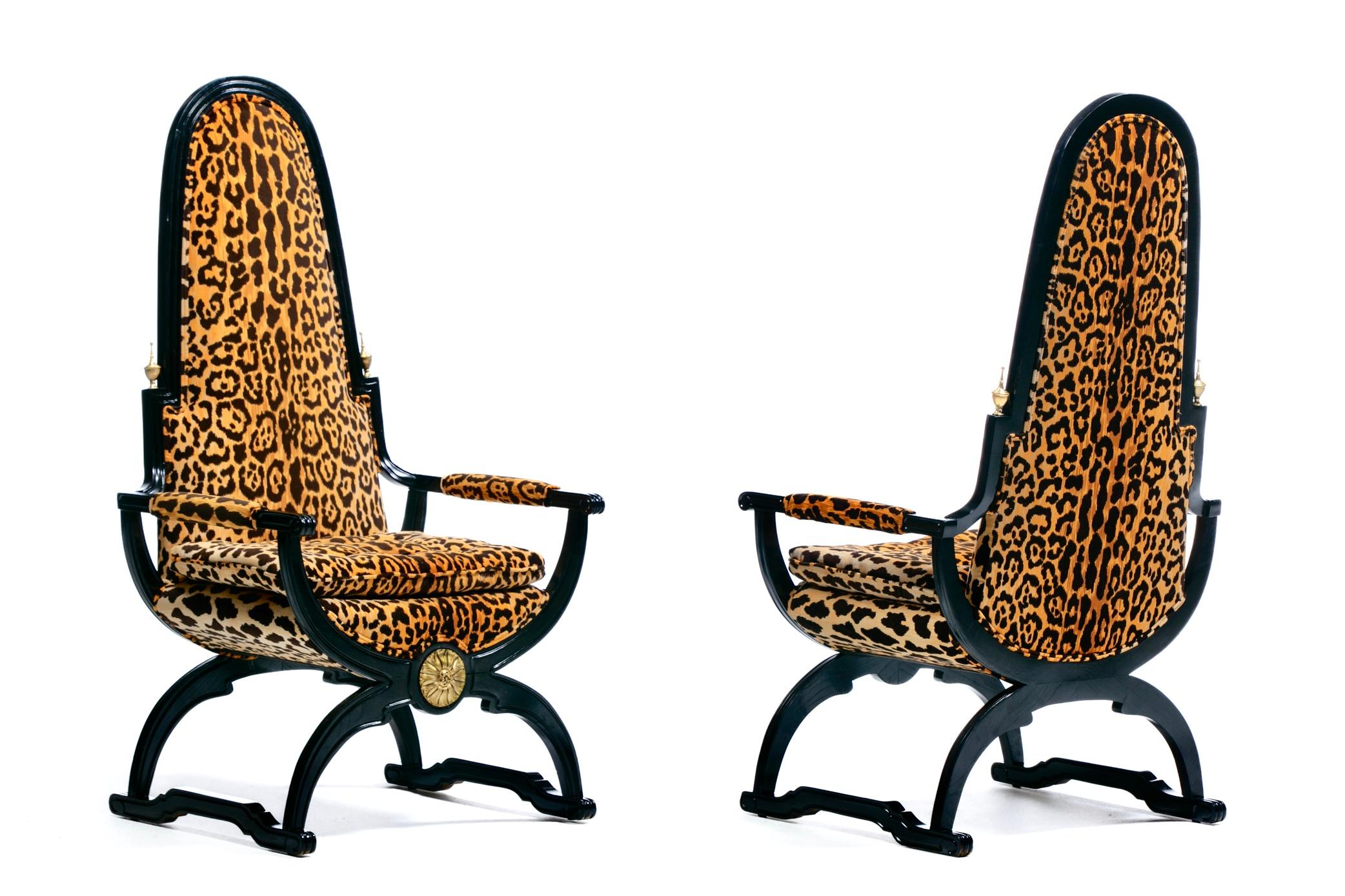 Sedie trono con schienale alto Hollywood Regency in velluto leopardato e struttura dorata in ebano in vendita 1