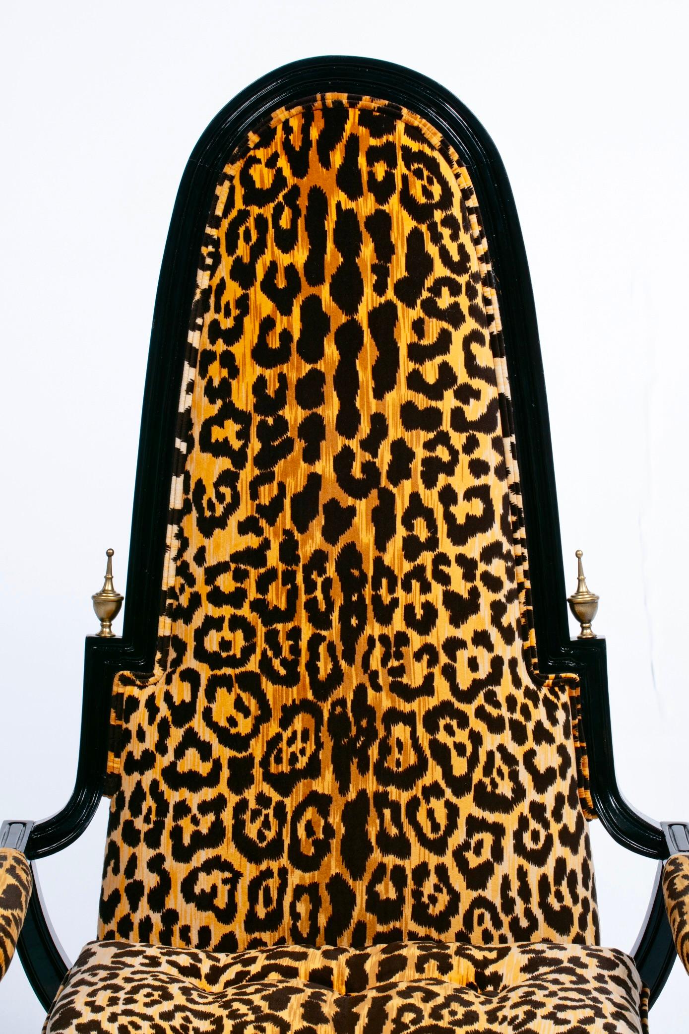 Sedie trono con schienale alto Hollywood Regency in velluto leopardato e struttura dorata in ebano in vendita 3