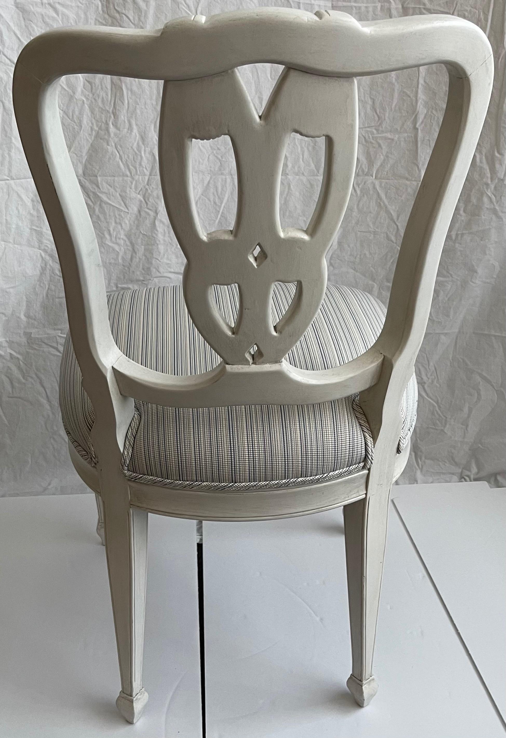 20ième siècle Chaise d'appoint blanche à motif de glands Hollywood Regency en vente