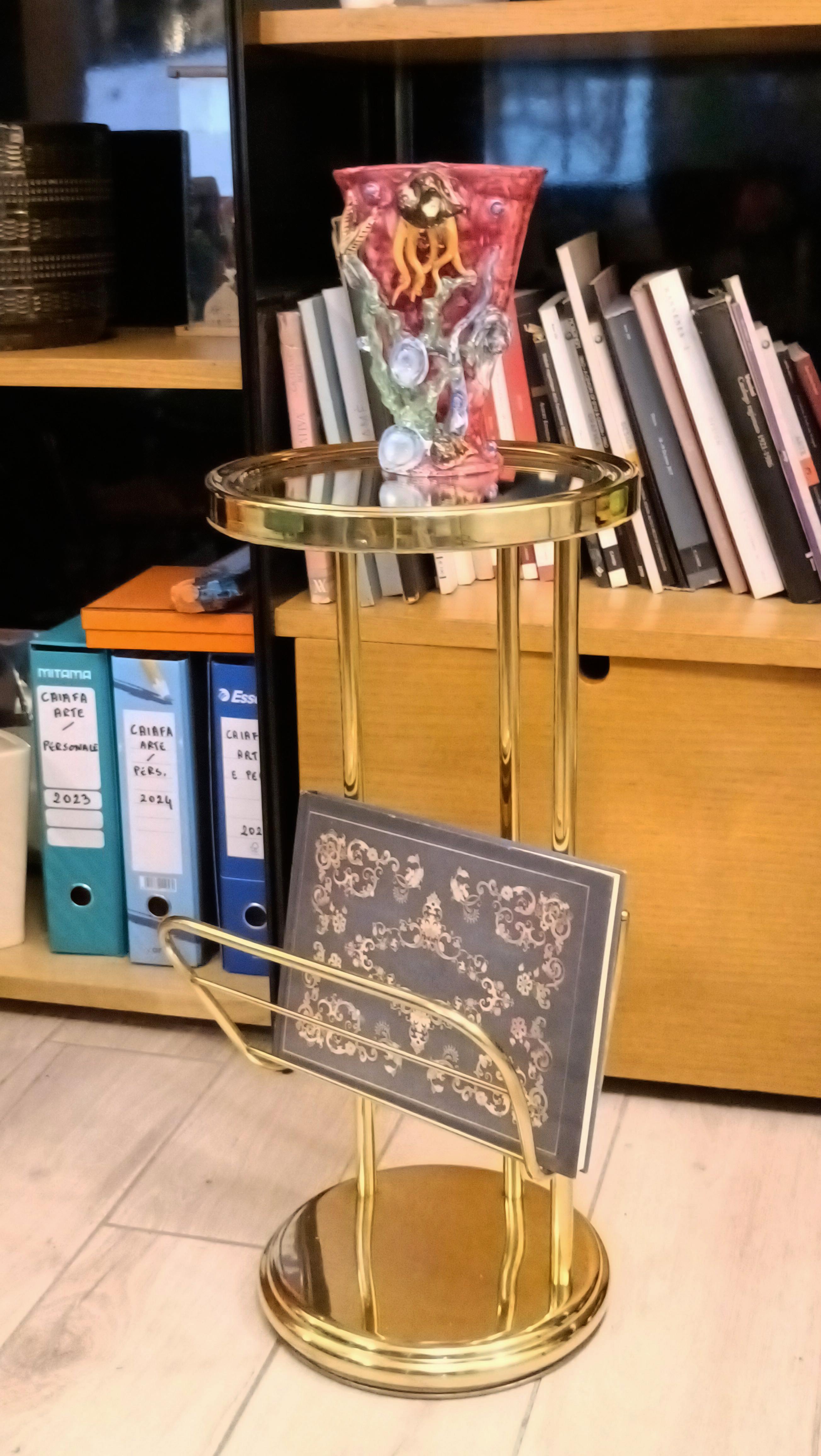 Table basse Hollywood Regency avec porte-revues en laiton, Italie, années 1970 en vente 3
