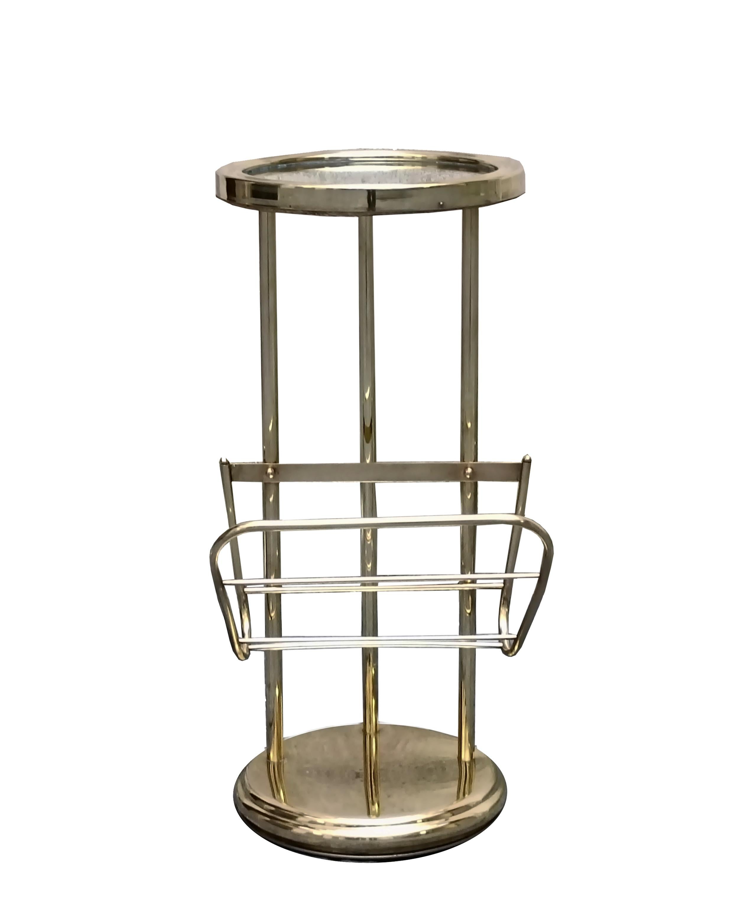 Table basse élégante avec plateau circulaire en miroir  et avec porte-revues, structure entièrement en laiton.
