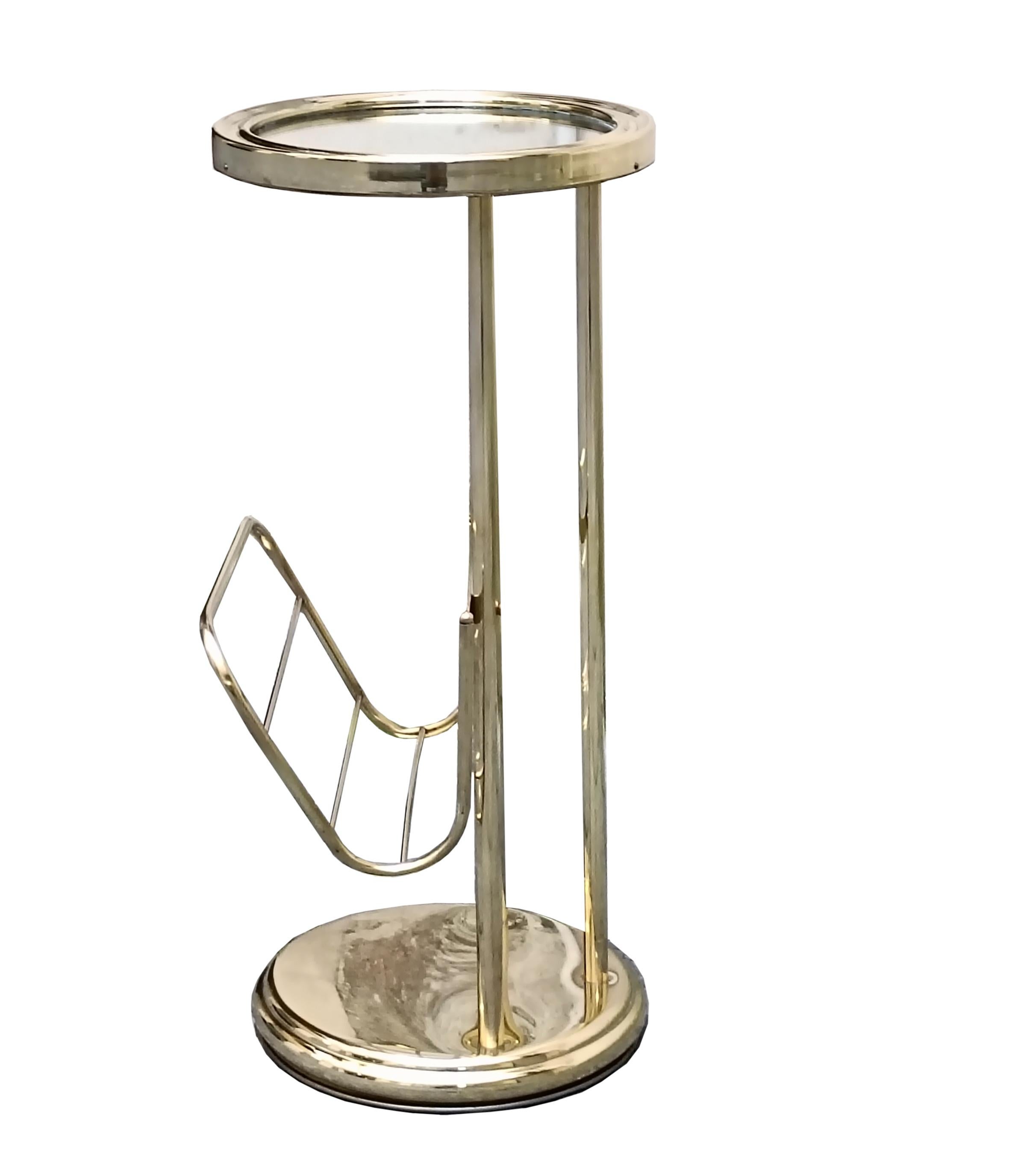 Mid-Century Modern Table basse Hollywood Regency avec porte-revues en laiton, Italie, années 1970 en vente