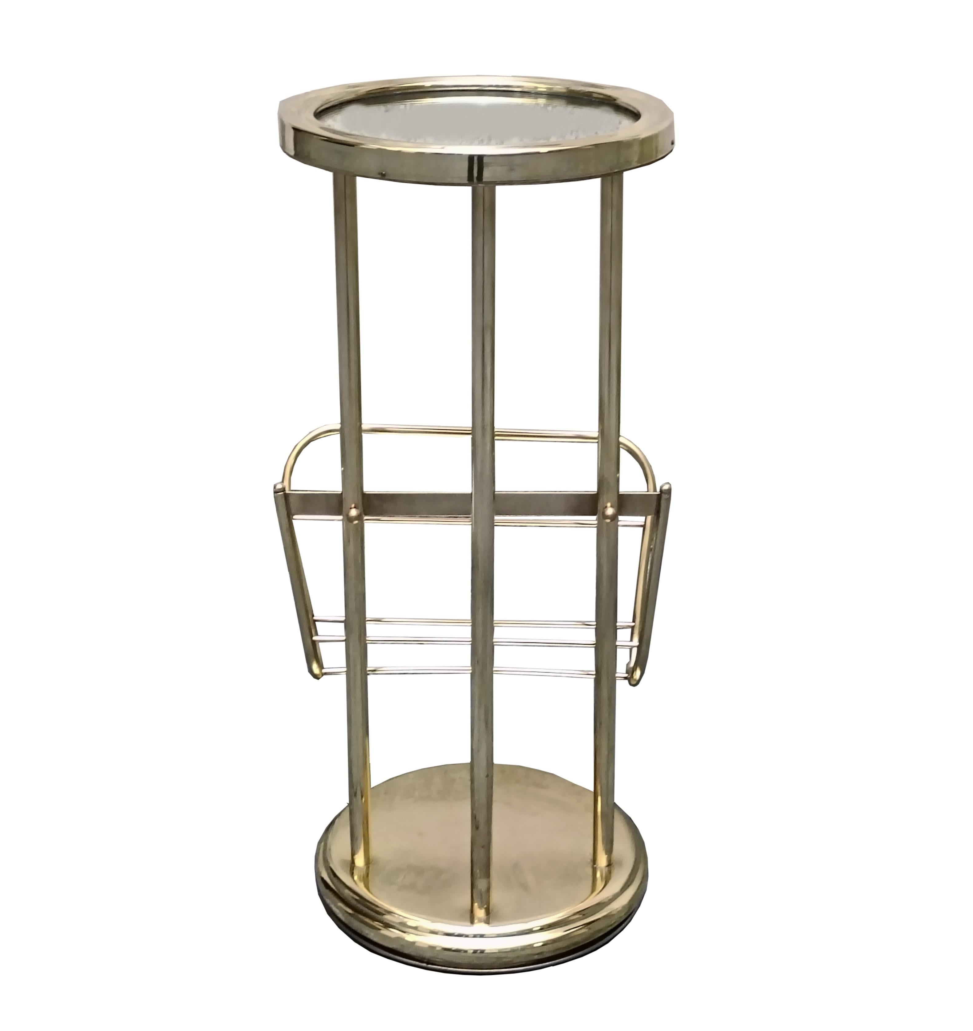 Italian Table basse Hollywood Regency avec porte-revues en laiton, Italie, années 1970 en vente
