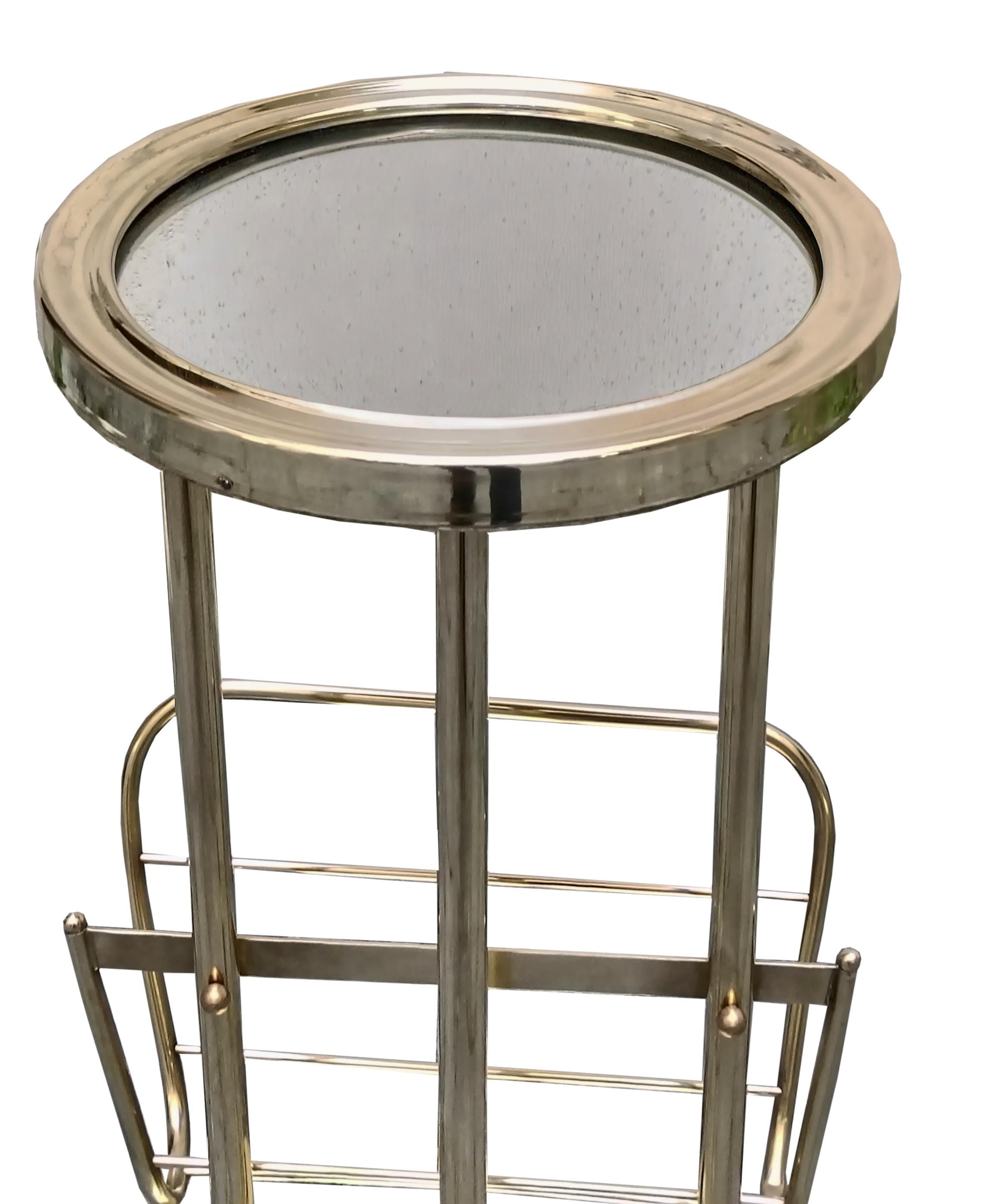 Table basse Hollywood Regency avec porte-revues en laiton, Italie, années 1970 Bon état - En vente à Naples, IT