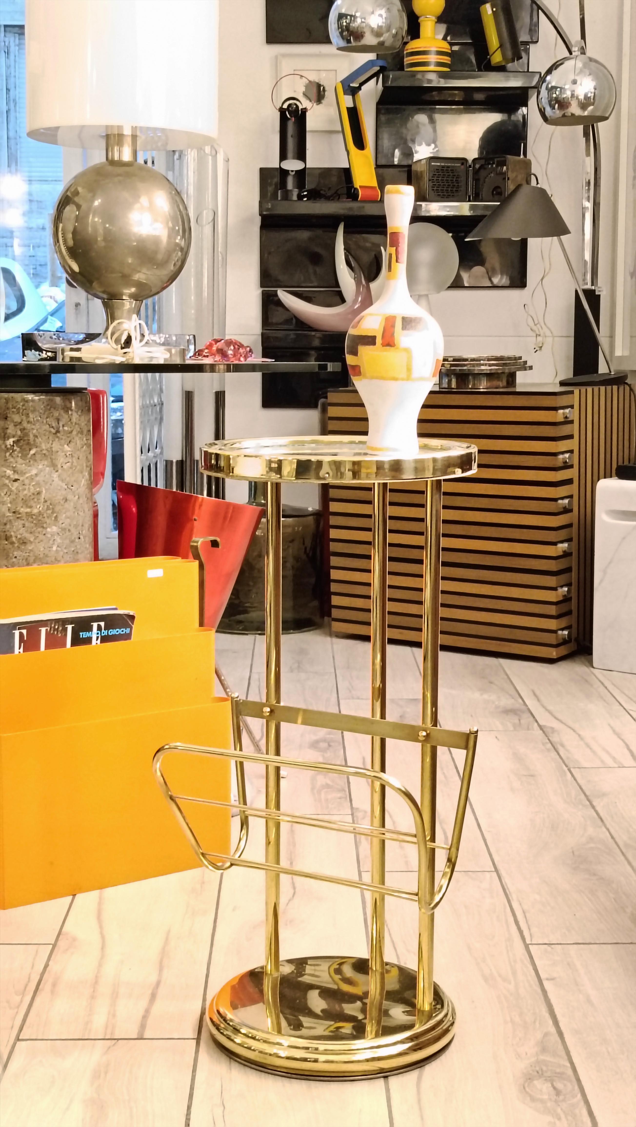 Table basse Hollywood Regency avec porte-revues en laiton, Italie, années 1970 en vente 1