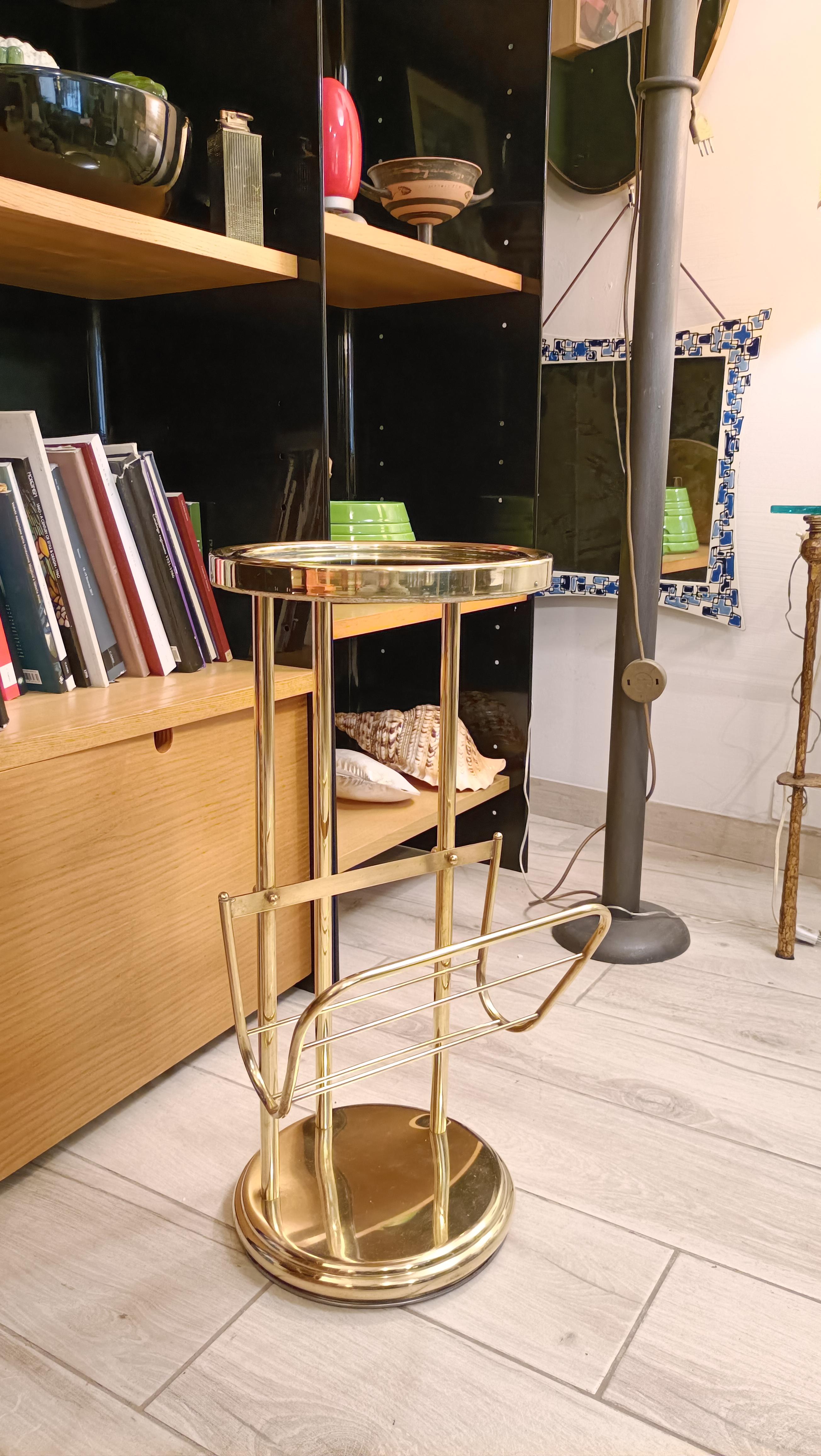 Table basse Hollywood Regency avec porte-revues en laiton, Italie, années 1970 en vente 2