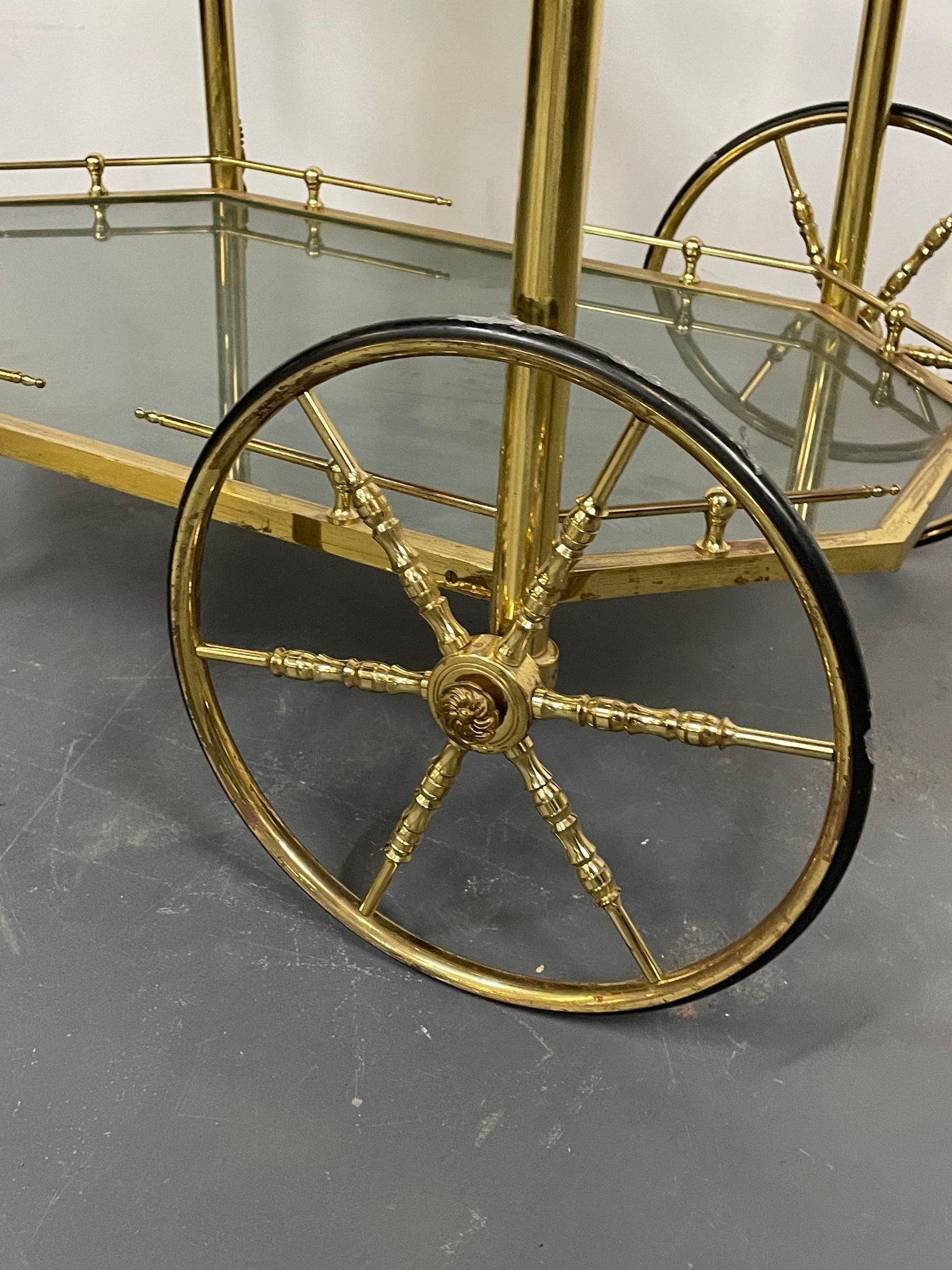 Chariot à thé ou chariot de service Hollywood Regency, verre biseauté, bronze et laiton en vente 4