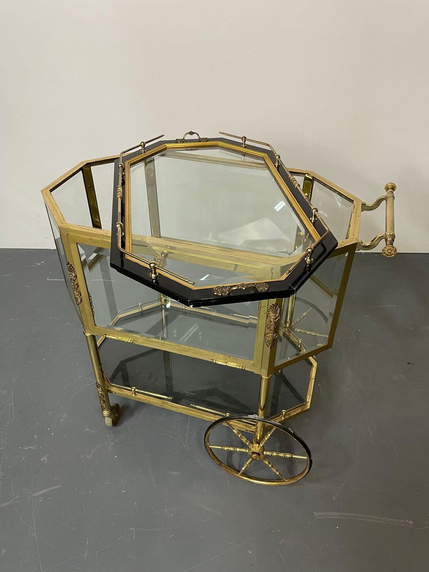 Chariot à thé ou chariot de service Hollywood Regency, verre biseauté, bronze et laiton en vente 11