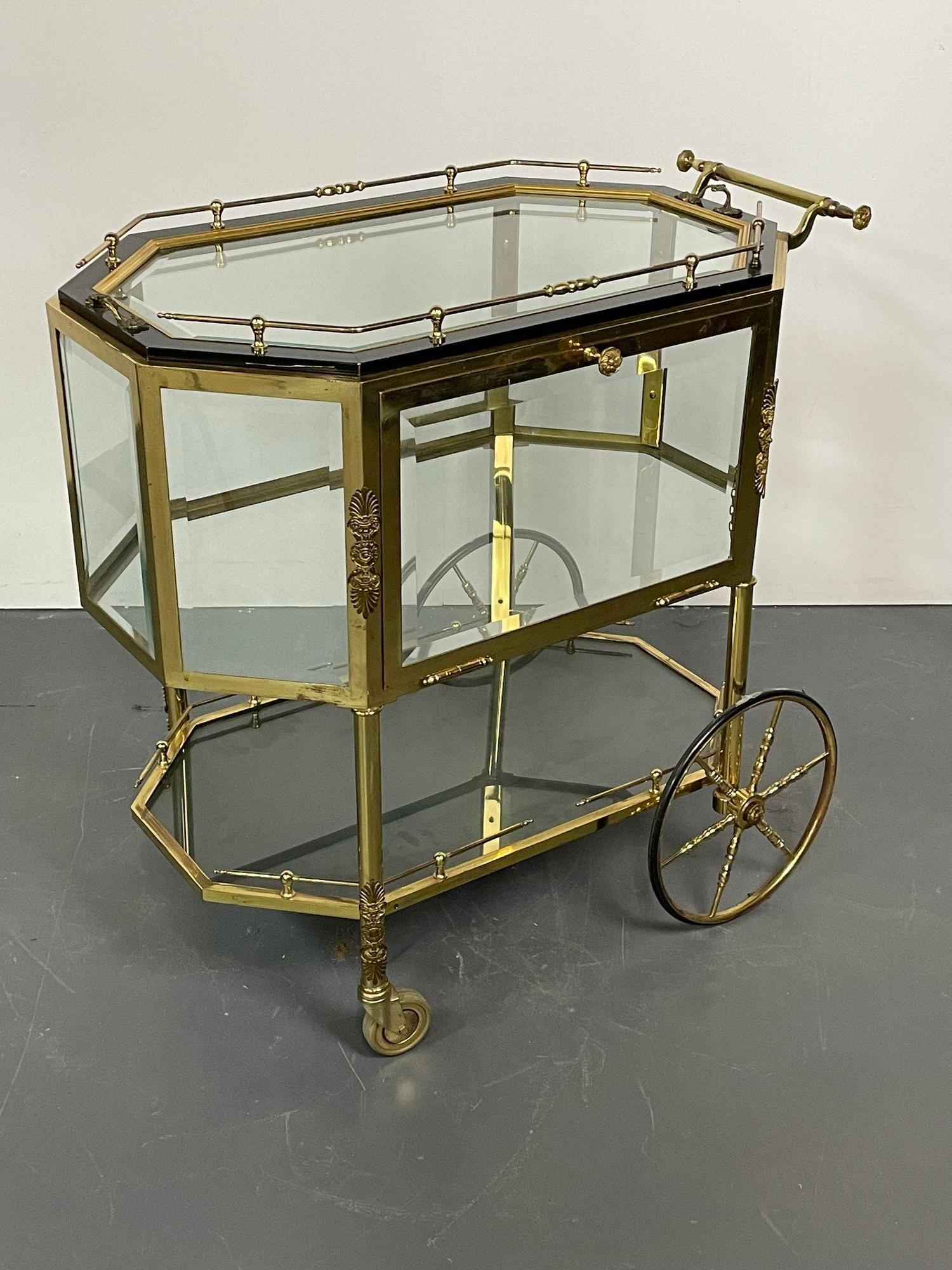 20ième siècle Chariot à thé ou chariot de service Hollywood Regency, verre biseauté, bronze et laiton en vente
