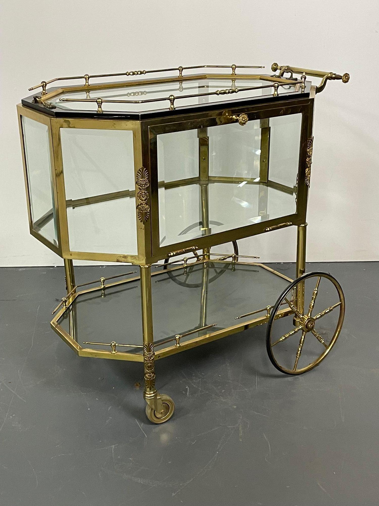 Laiton Chariot à thé ou chariot de service Hollywood Regency, verre biseauté, bronze et laiton en vente