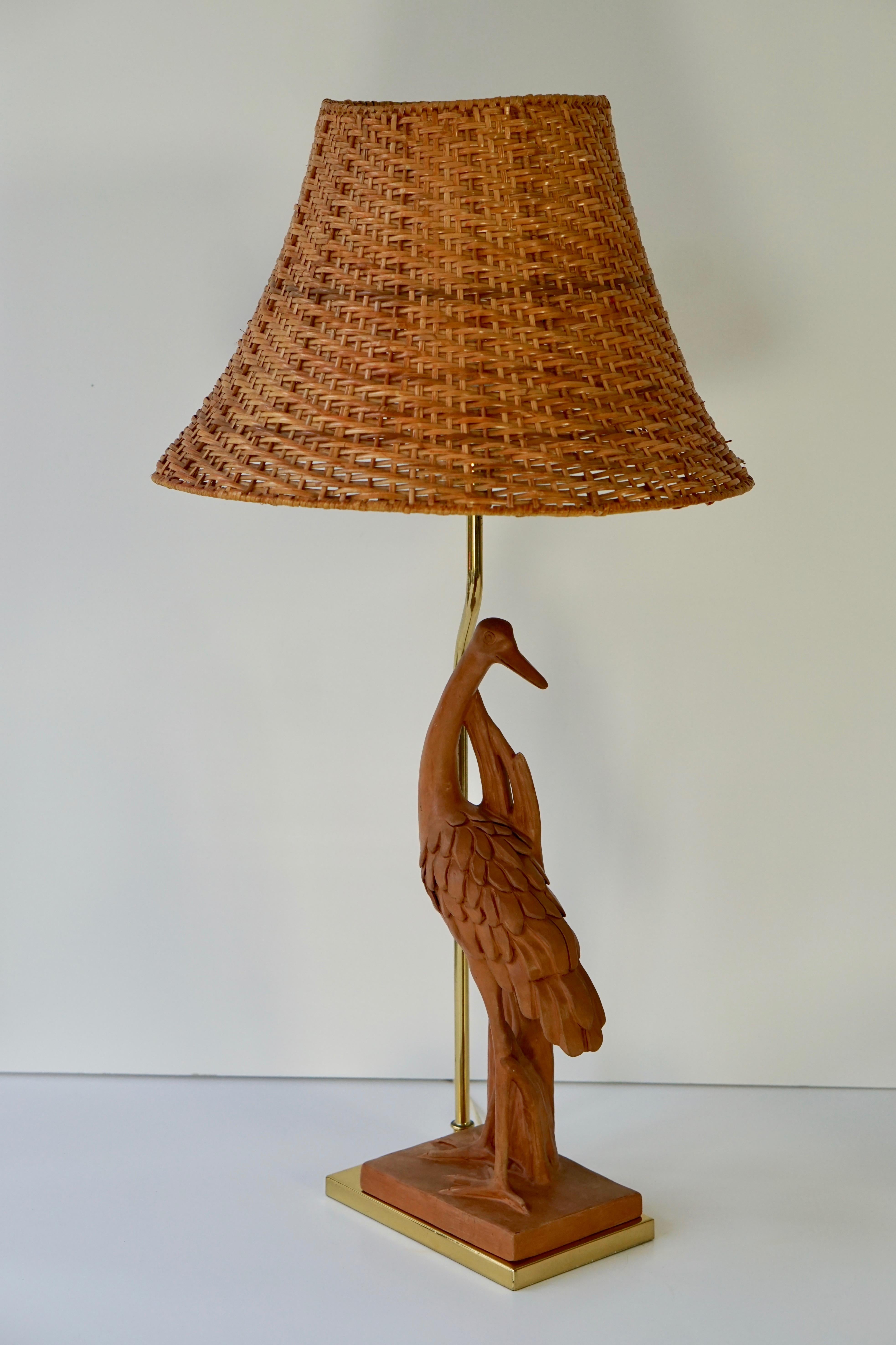 Terrakotta Hollywood Regency Heron Tischlampe von D Sonch. Im Mittelpunkt dieser Vintage-Tischlampe steht ein Reiher aus Terrakotta. 
Das exotische Motiv passt zu einer Vielzahl von Dekoren:: und die schlanke Form ist perfekt für einen