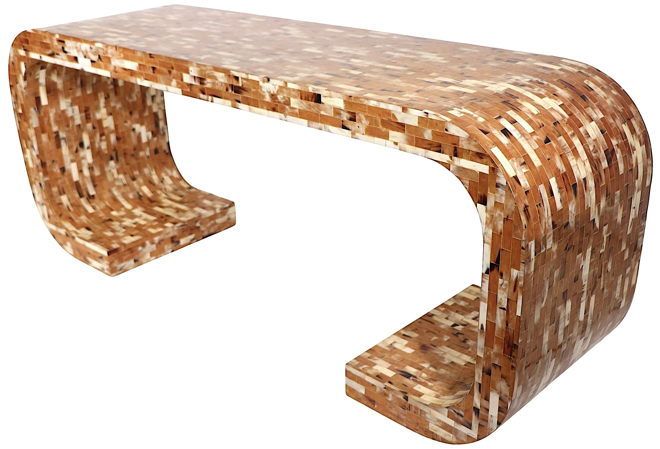 Exceptionnelle console de style Régence hollywoodienne et de design postmoderne en corne tessellée, attribuée à Enrique Garcel vers les années 1970. Cette table chic est en excellent état d'origine, propre et prête à l'emploi, exempte de dommages ou