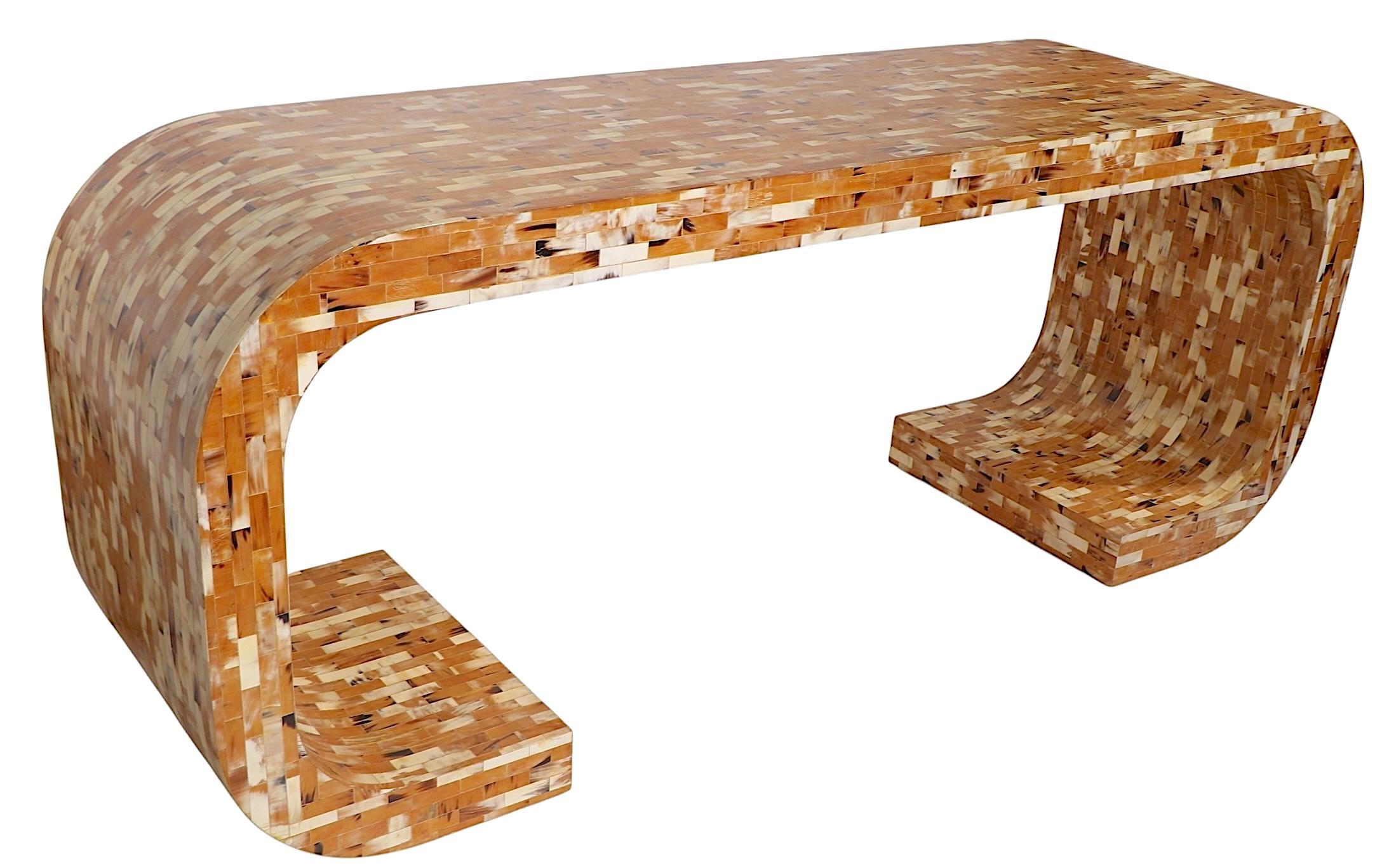 Hollywood Regency Table console en corne tessellée de style Régence hollywoodienne par Enrique Garcel c.C. 1970 en vente