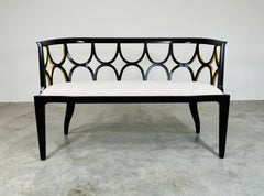 Montre de style Hollywood Regency Theodore Alexander ébénisée avec or doré