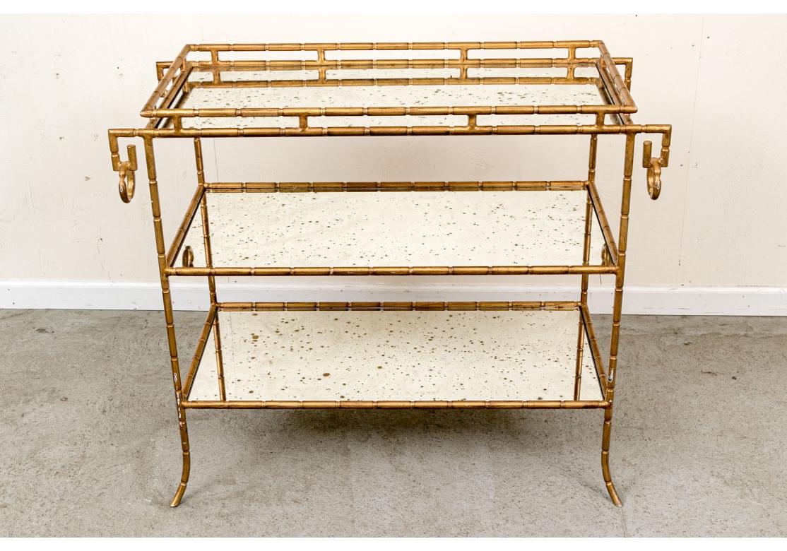 20ième siècle Chariot de bar Hollywood Regency à étages en fer doré et faux bambou en vente