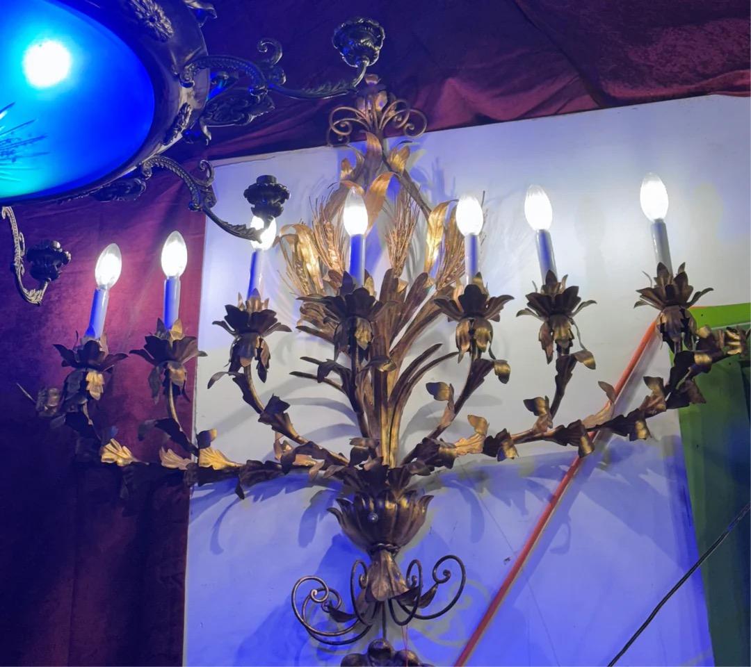 Aplique de pared de 7 luces Hollywood Regency Tole Regencia de Hollywood en venta